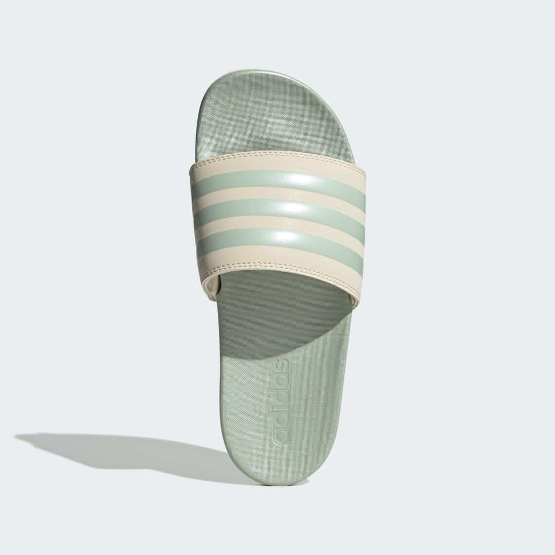 Detalle 2 de Adilette Comfort de Adidas — Chancla blanca para uso diario y playa