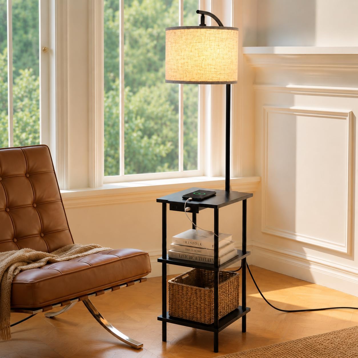 Detalle de LuminexDesigns Lampada da Terra Vintage con Mensole: funzionalità, stile e ricarica integrata