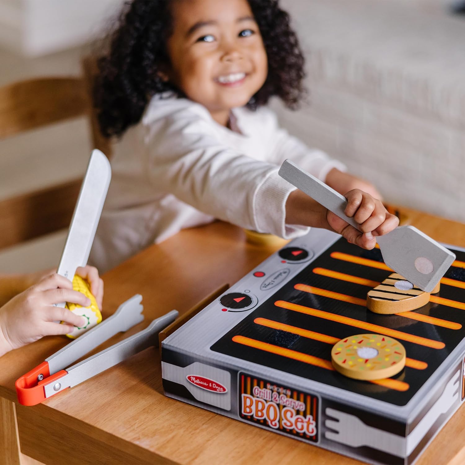 Detalle 2 de Melissa & Doug Grill and Serve BBQ Set – 20-Piece Pretend Play Kitchen & Food Set for Ages 3+