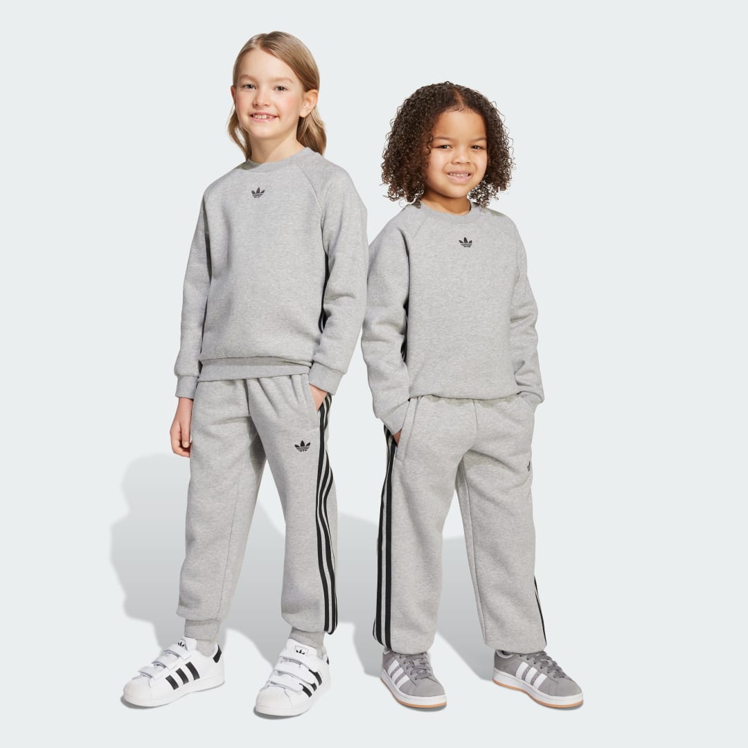 Detalle de Conjunto infantil de cuello redondo de color Gris de Adidas