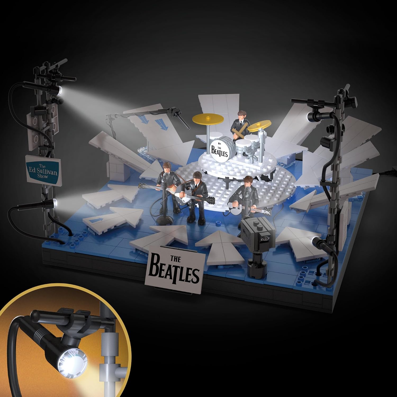 Detalle de MEGA HVH42 byggset med The Beatles-scen, 681 delar, fyra figurer och LED-ljus