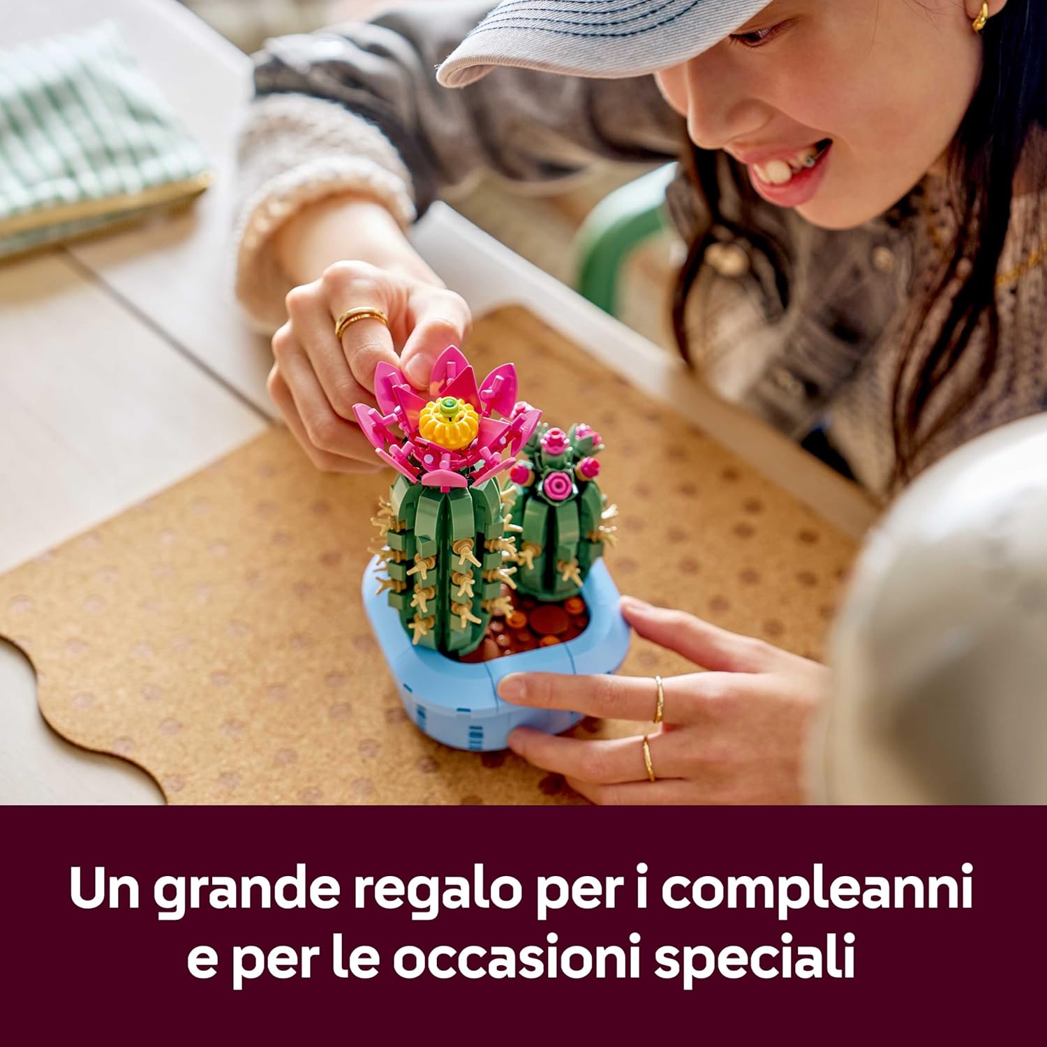 Detalle de LEGO Botanicals Cactus in Fiore – Pianta artificiale con 2 cactus e fiori finti in vaso blu pastello