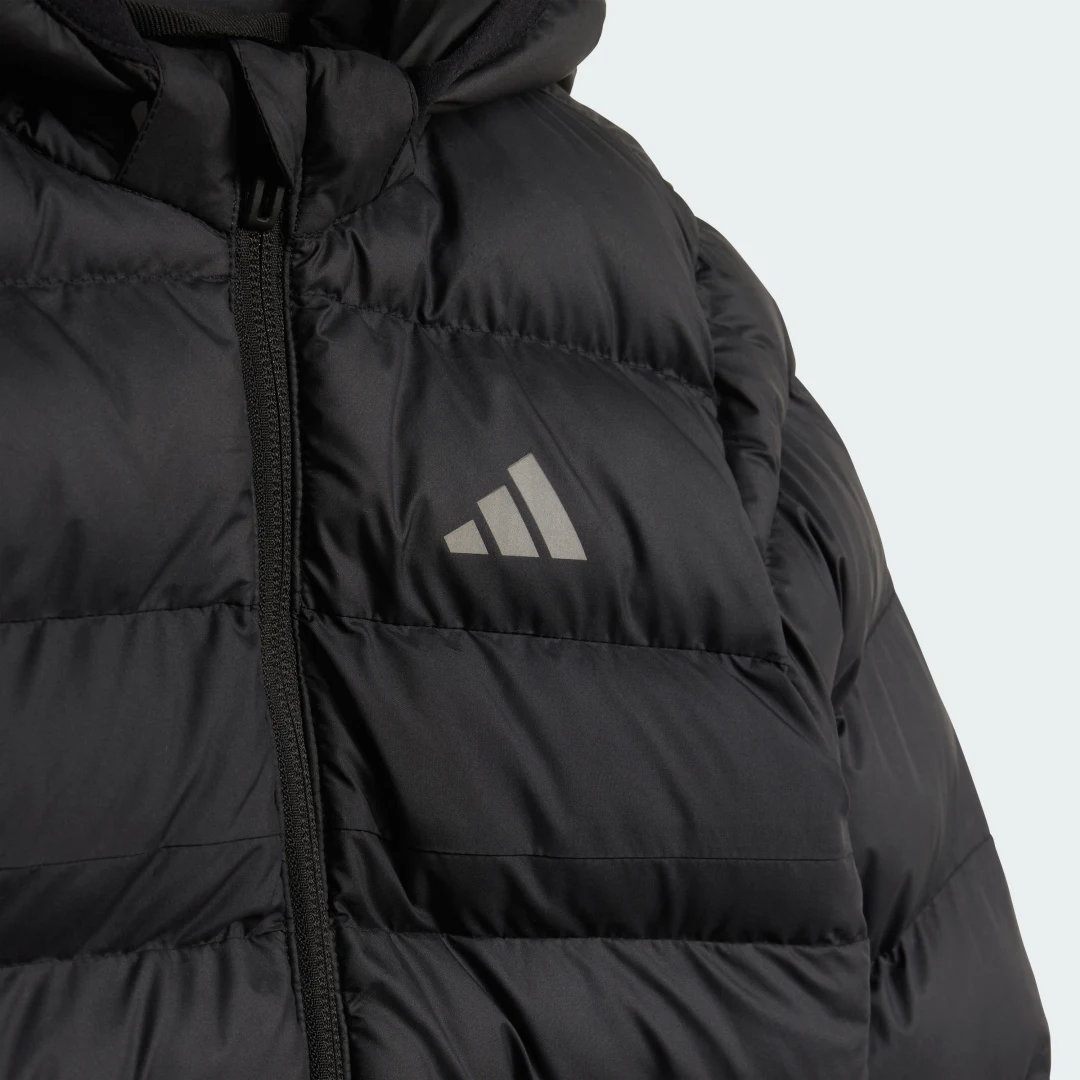 Detalle de Anorak de plumón sintético Adidas: negro, ligero y versátil para el día a día