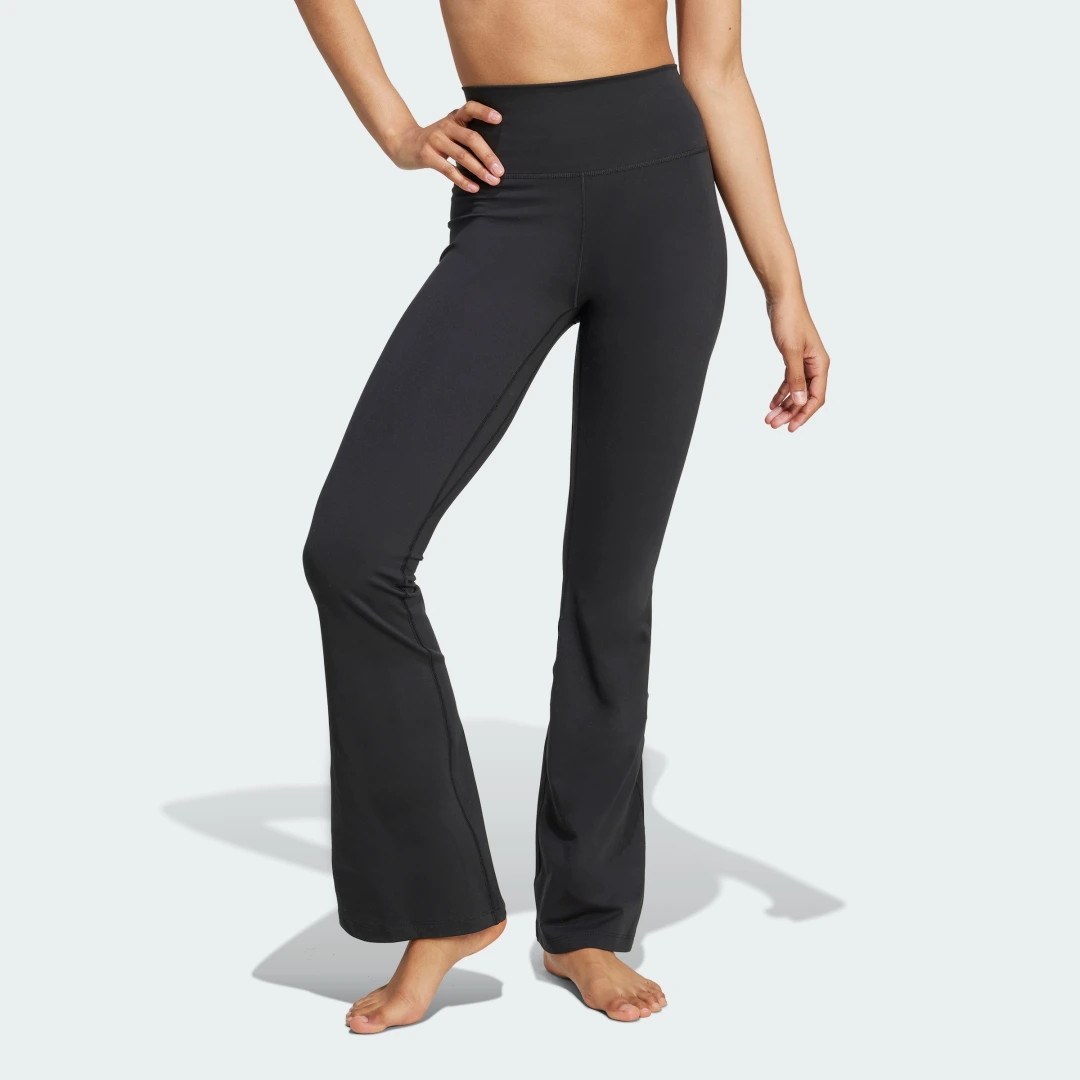 Detalle de Mallas All Me Flare de Adidas (negro) - estilo y comodidad para tus entrenamientos