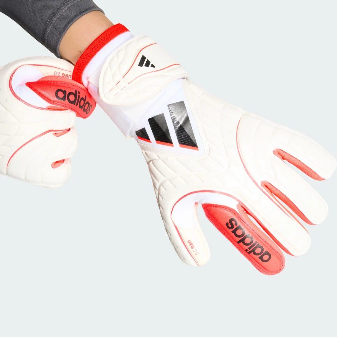Detalle de Guantes de Portero Copa Pro de Adidas: enfoque profesional para paradas clave