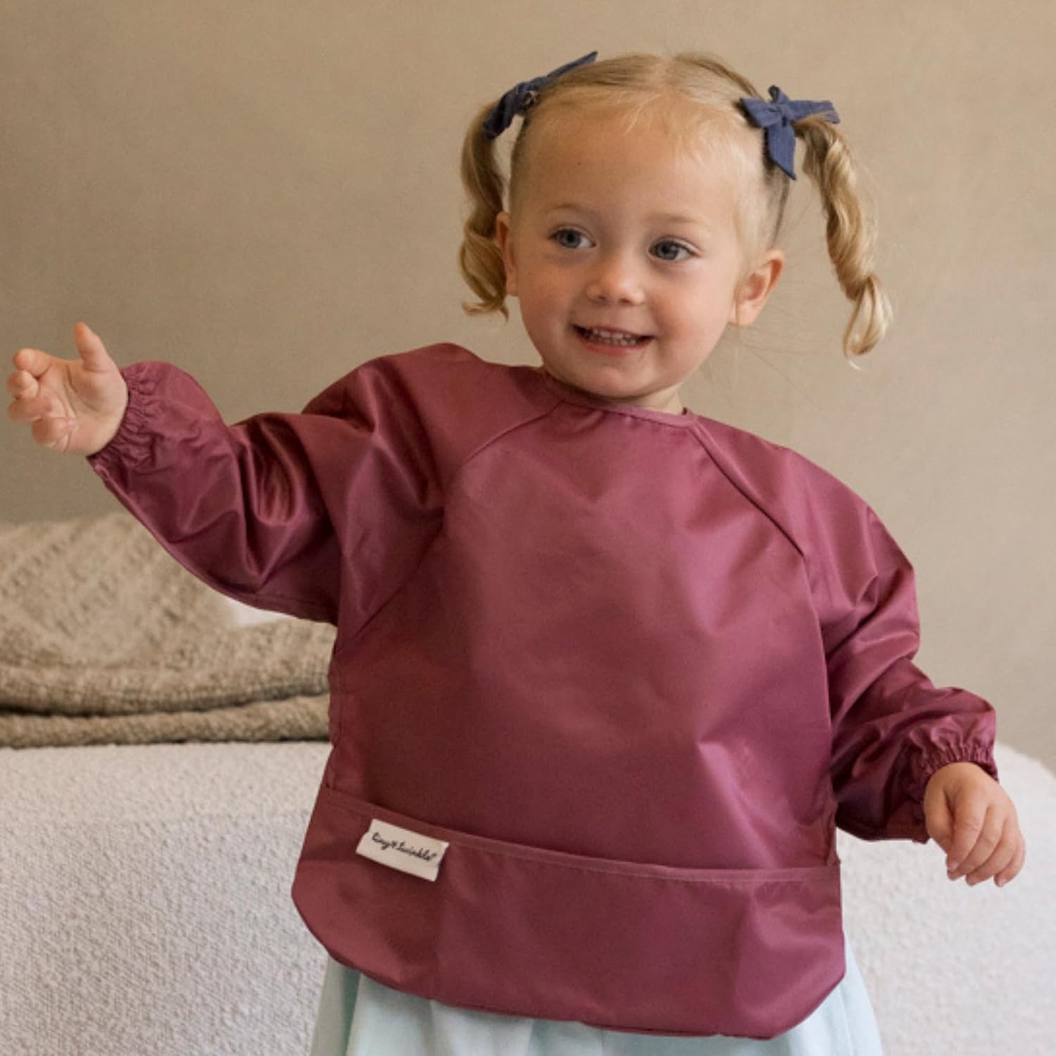 Detalle 2 de Tiny Twinkle Long Sleeve Bib 2-Pack, Waterproof, Machine-Washable, Rose Burgundy, 2-4Y