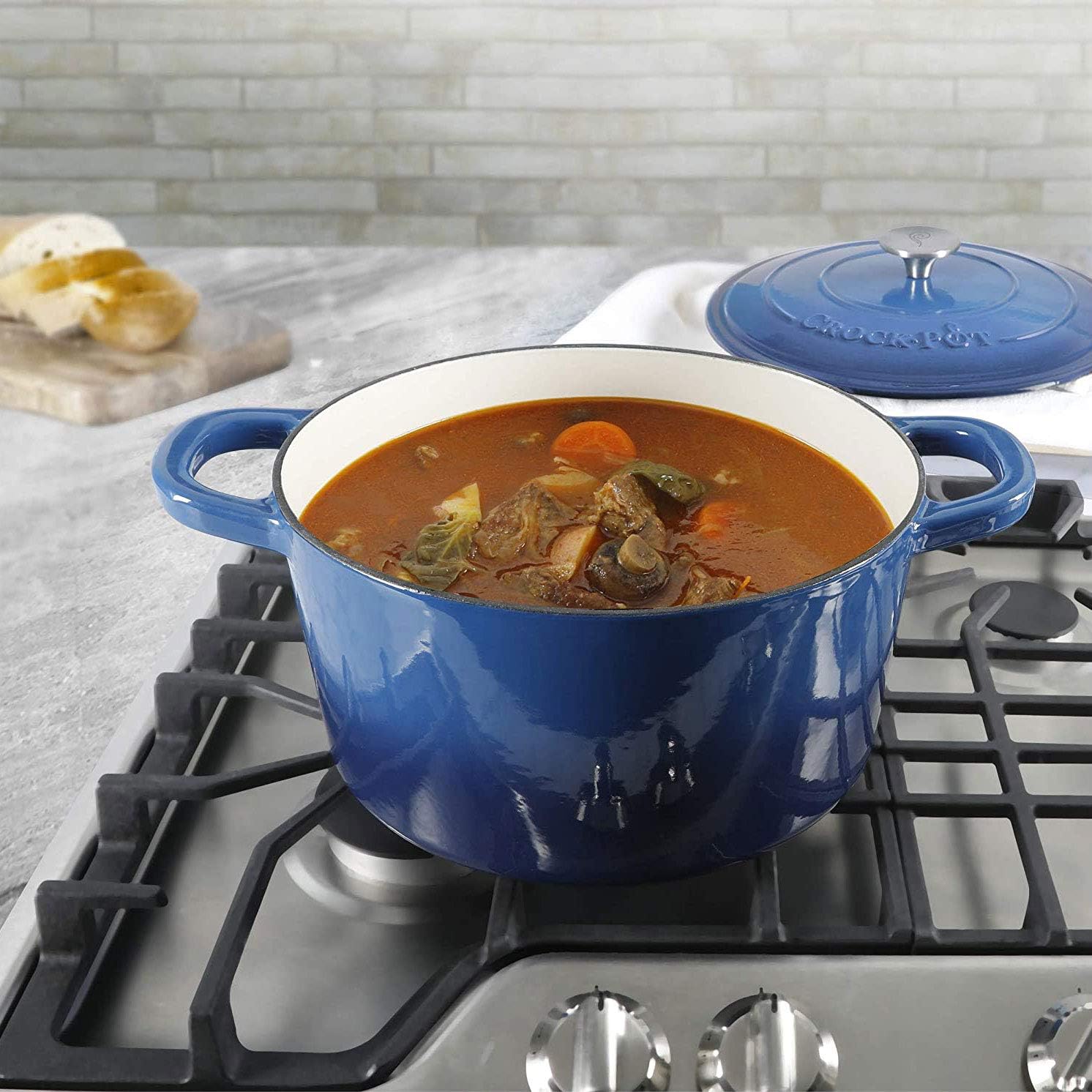 Detalle de Crock-Pot Artisan 7-Quart Round Enameled Cast Iron Dutch Oven – Sapphire Blue