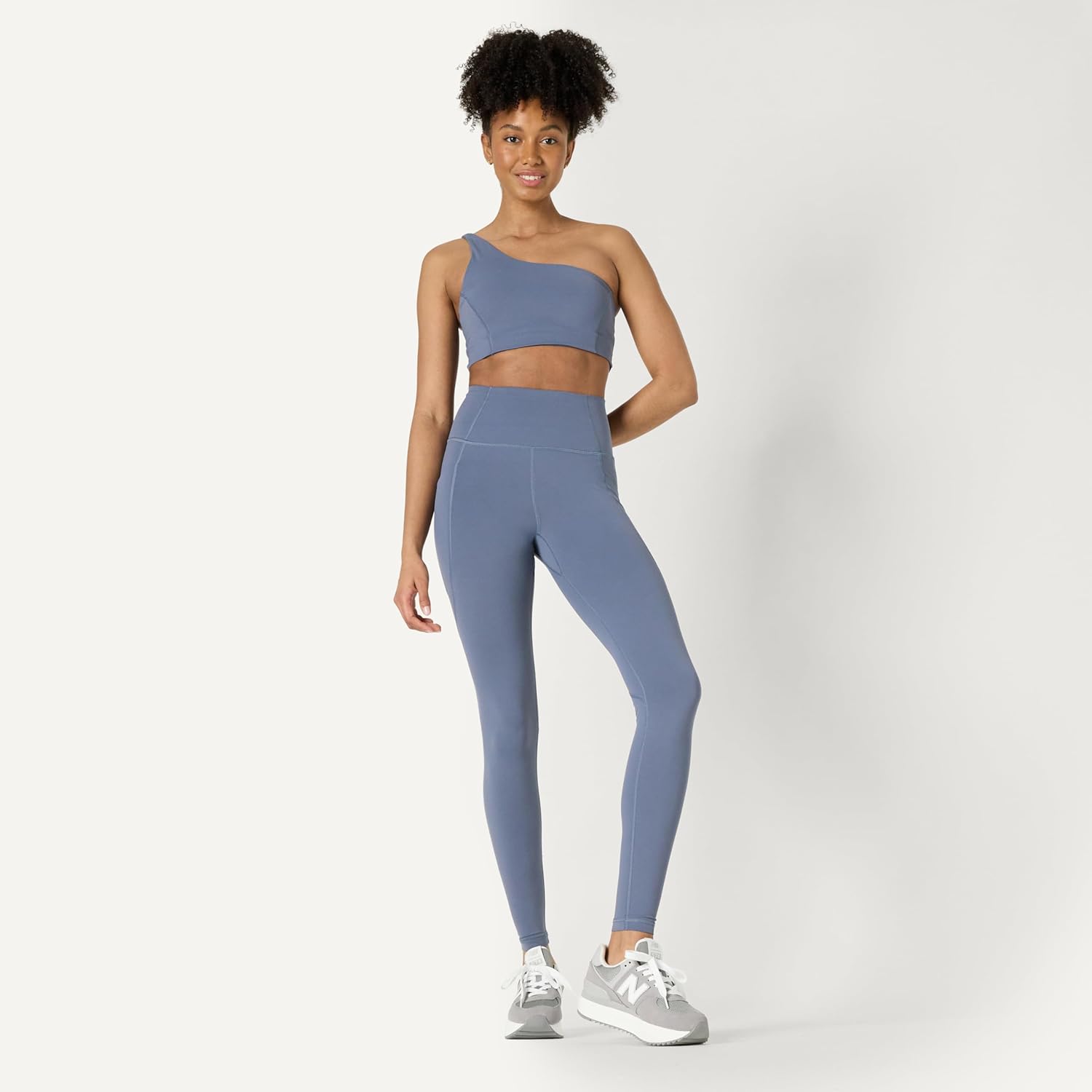 Thumbnail 4 de Amazon Essentials Women’s Active FormFlex Buttery Soft Light Support One-Shoulder Sports Bra (A–C cups)