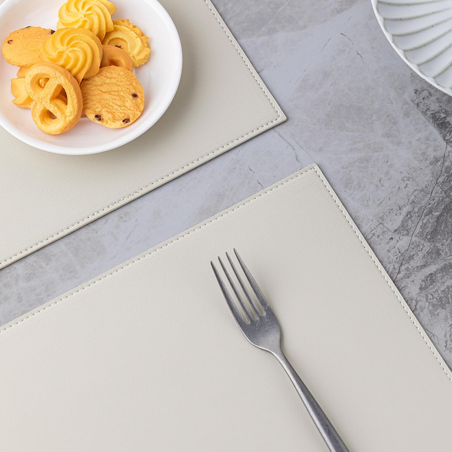 Thumbnail 4 de Baroyal Faux Leather Placemats Set of 8 (Vinyl, Washable/Wipeable) Heat Resistant, Waterproof Non-Slip, Cream White