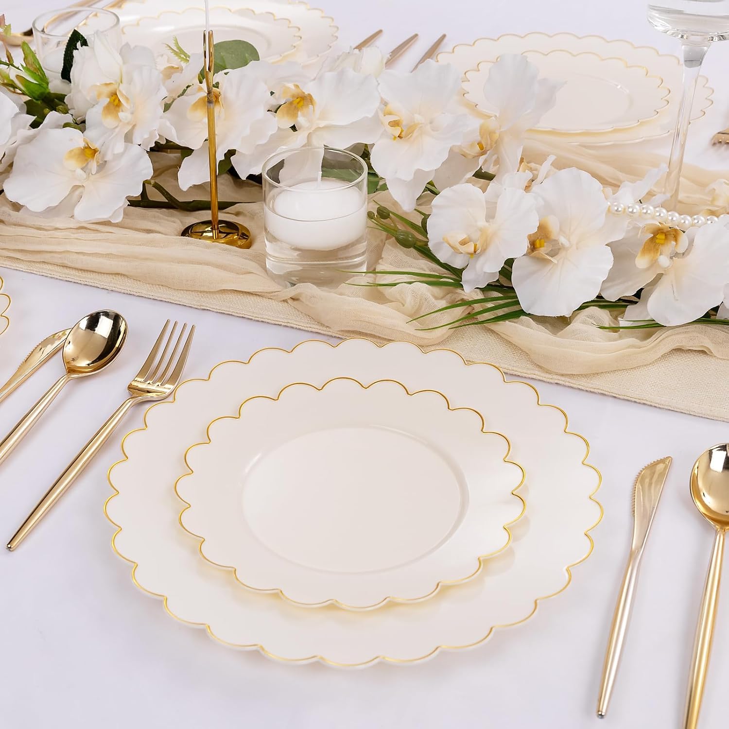 Detalle de LIYH 60 Pcs Ivory and Gold Scalloped Plastic Plates – Disposable Dinner & Dessert Plates Set