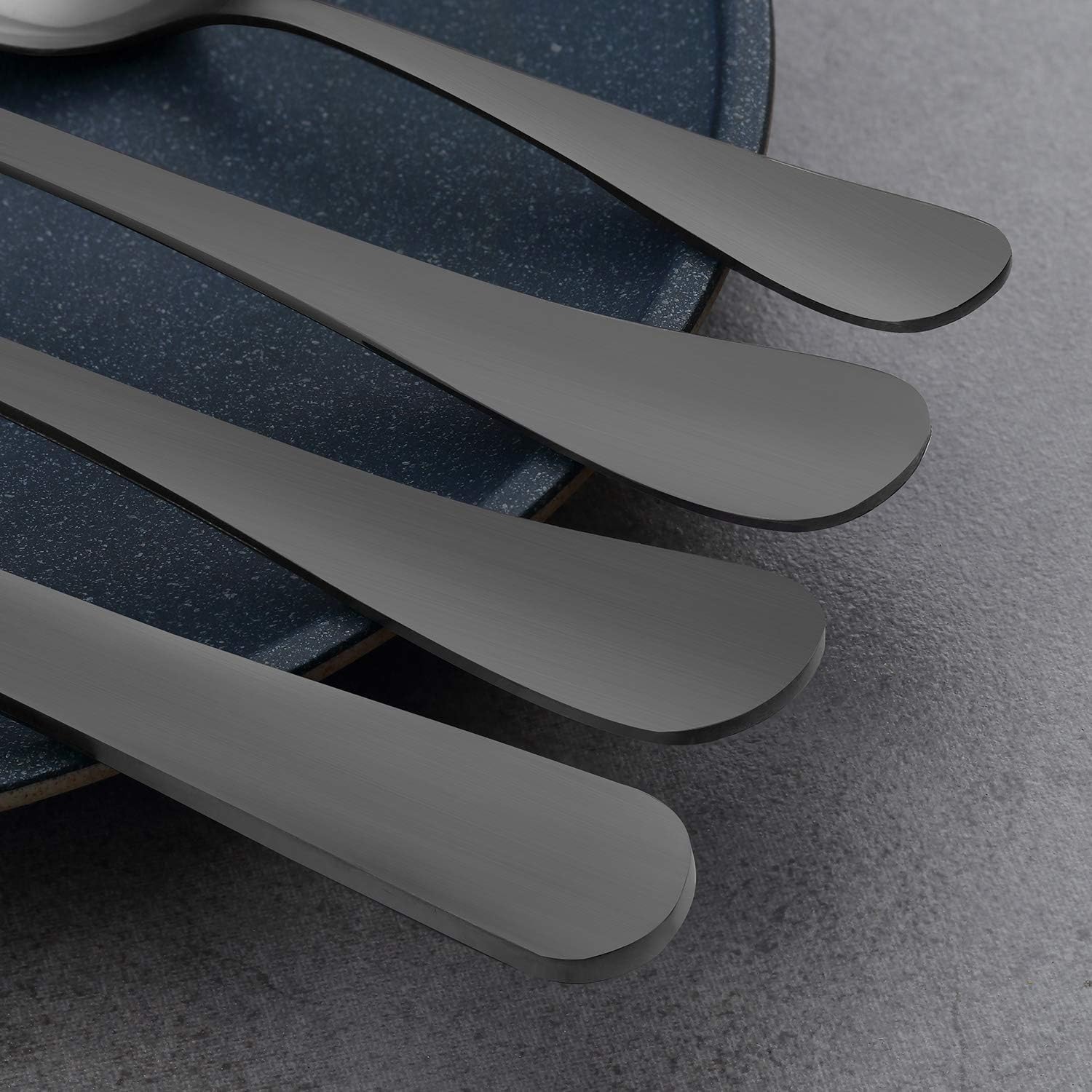 Detalle 2 de BEWOS 16-piece matt black cutlery set 🍴