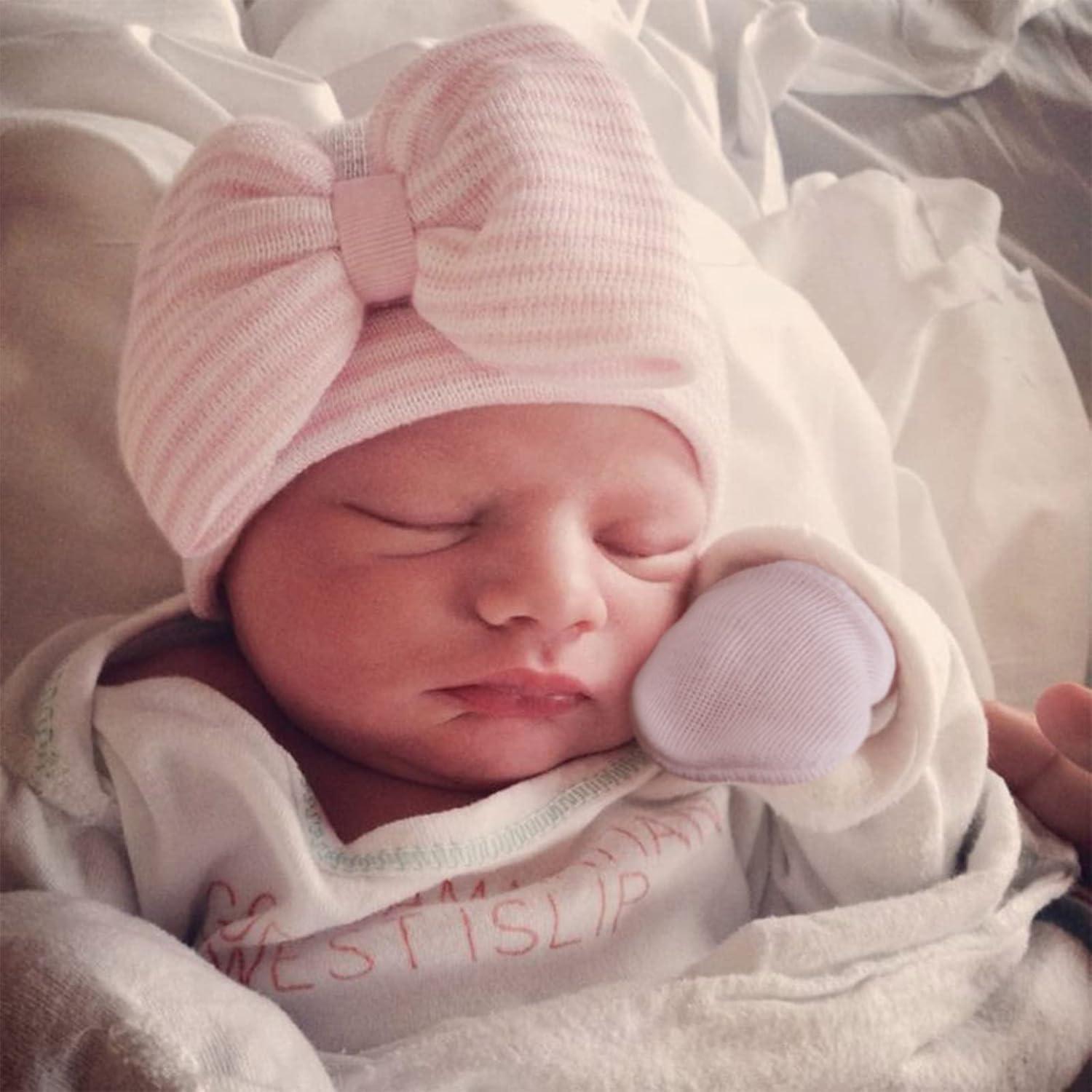 Thumbnail 1 de DRESHOW Newborn Hat and Mittens Set (5 Hats & 3 Pairs), 0–3 Months