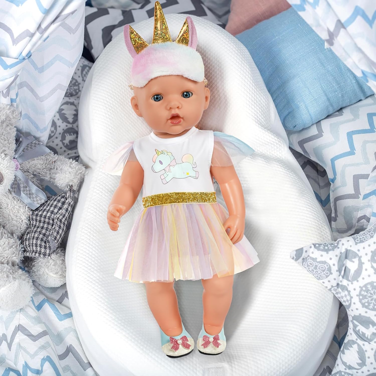 Thumbnail 6 de Set vestiti per bambola Aolso con unicorno (abito, cappello, scarpe e gruccia) per bambole 35–45 cm