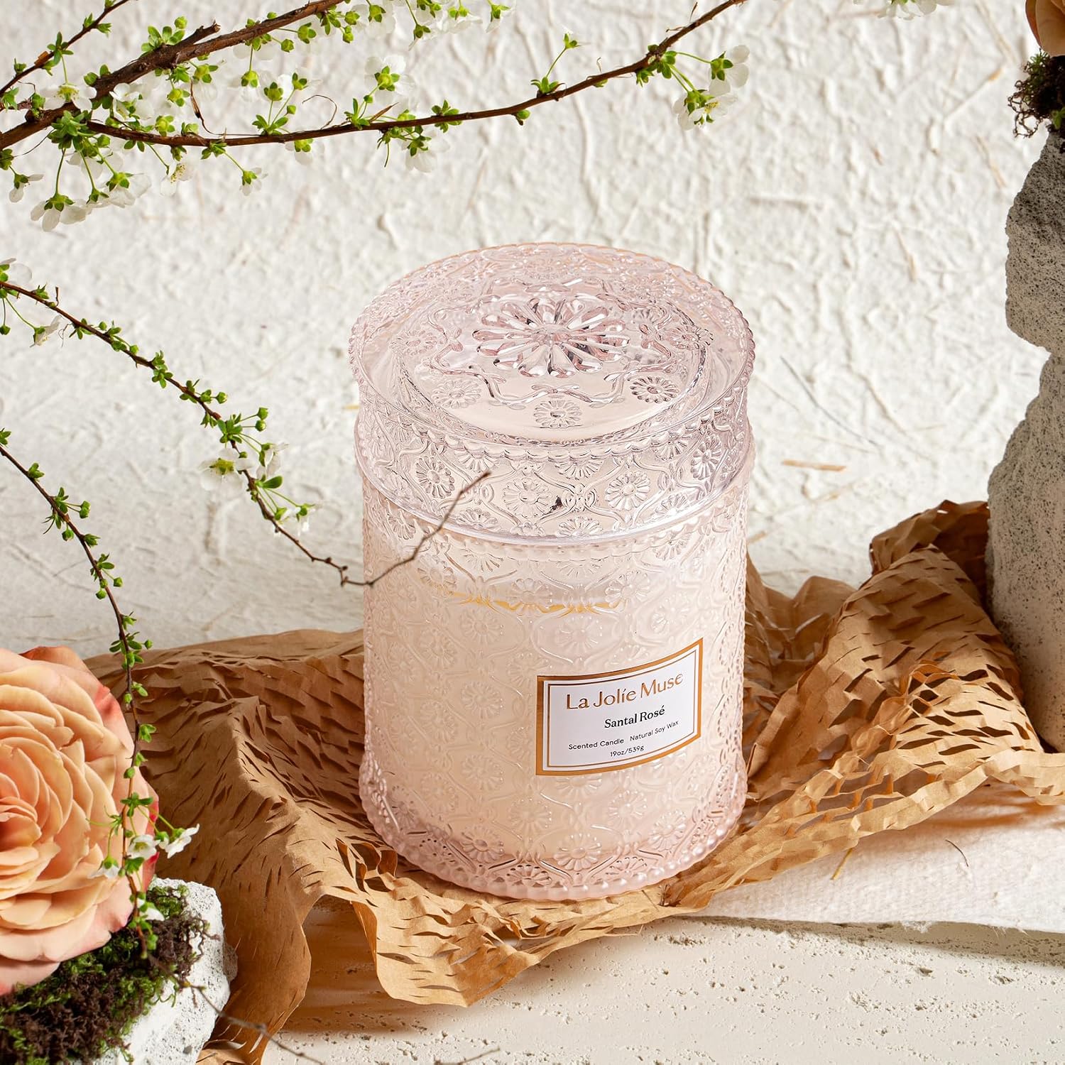 Detalle de LA JOLIE MUSE Rose Noir & Oud Scented Candle – 19 oz Large Wooden Wick, Soy Wax, 90 Hours