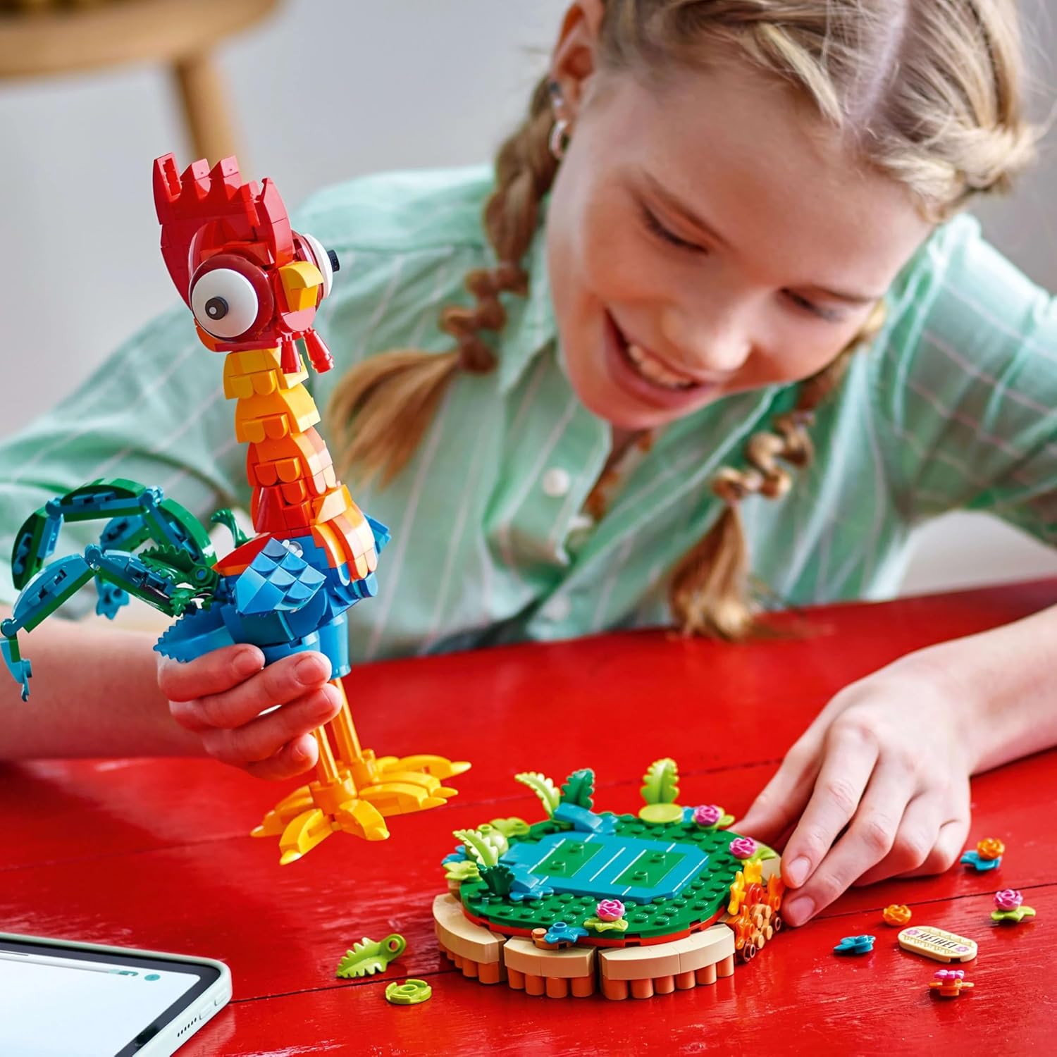 Detalle de LEGO ǀ Disney Vaiana 2 Heihei – Figurine articulée à construire et présentoir décoratif