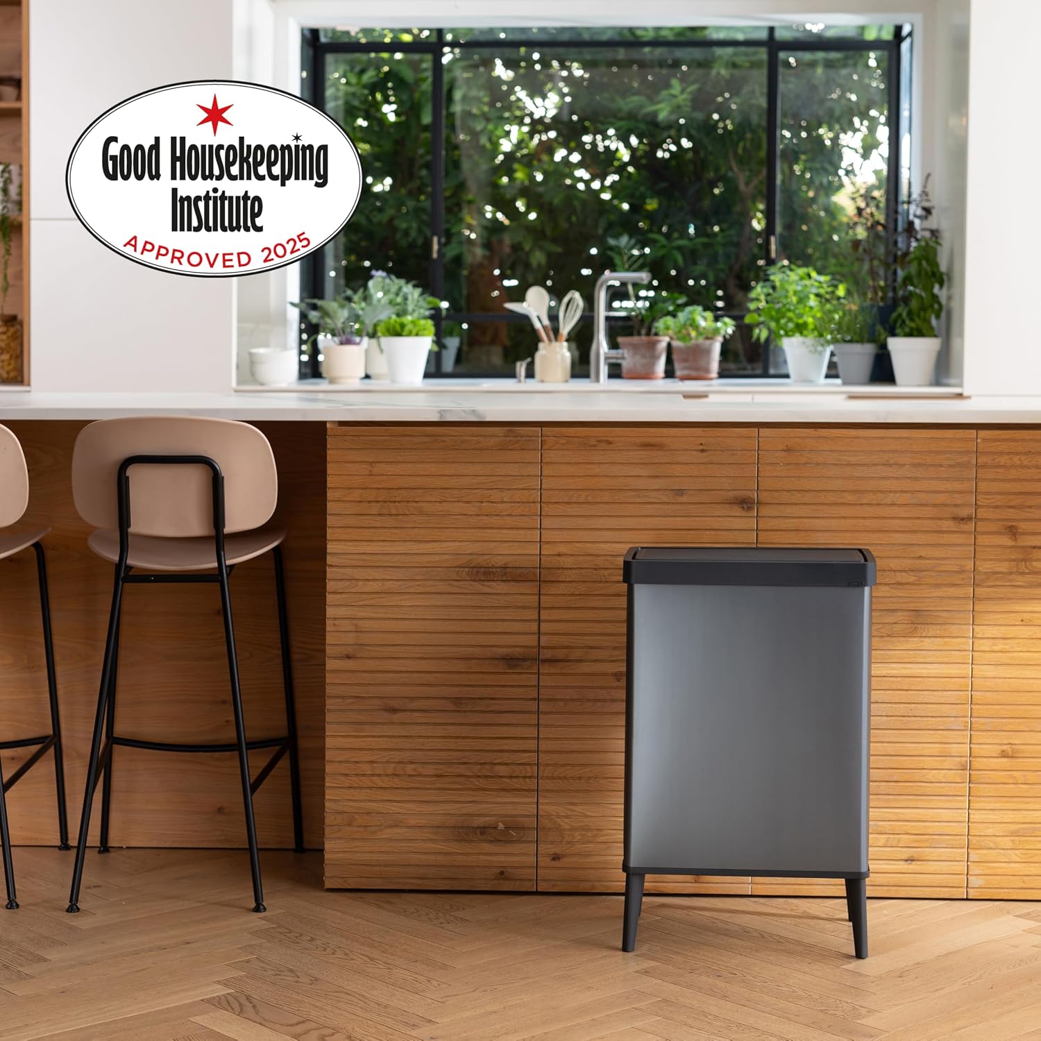 Detalle 2 de CURVER Verto Cubo de basura alto 54 L ♻️ Diseño elegante