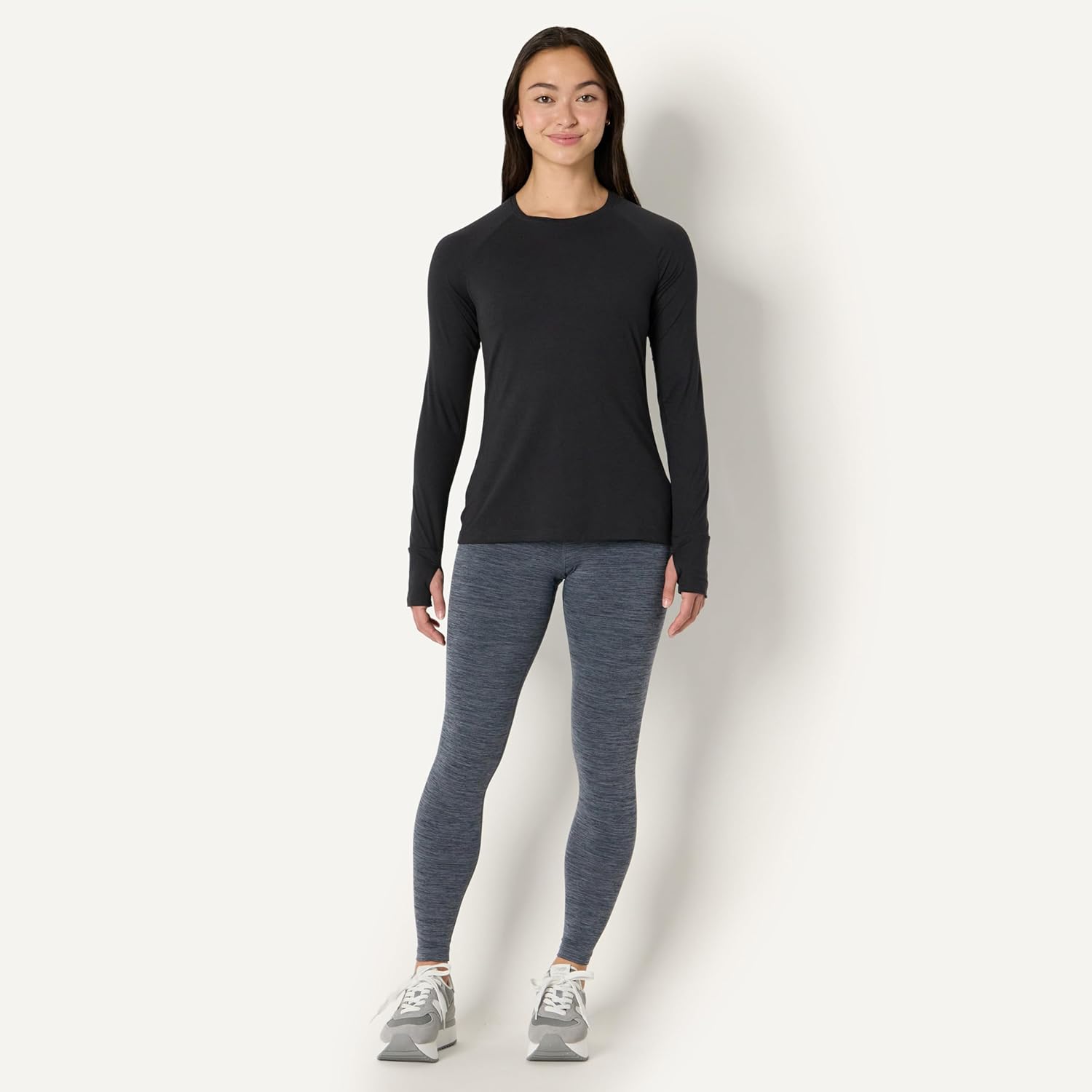 Thumbnail 4 de Amazon Essentials women’s soft performance lightweight long-sleeve workout top