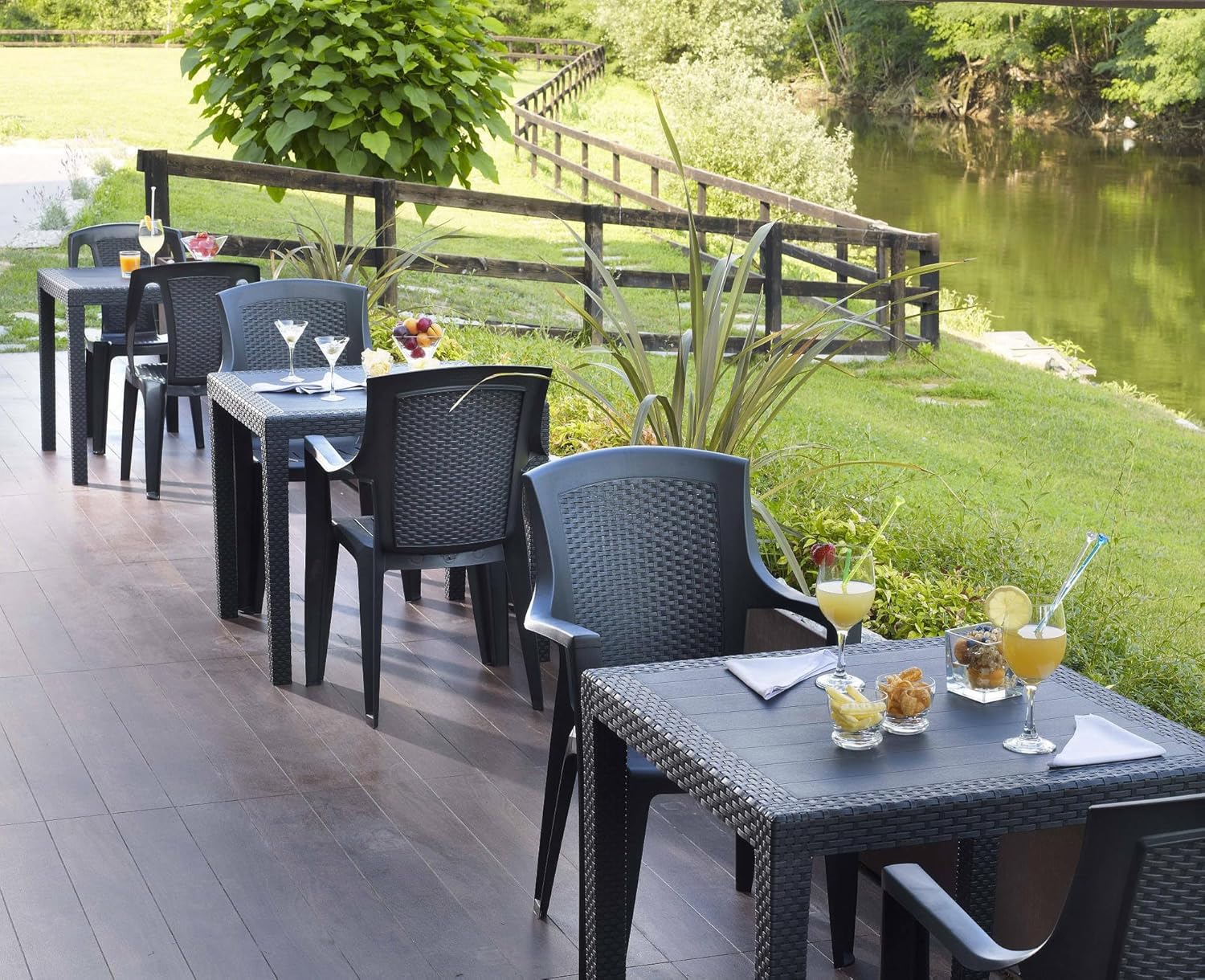 Detalle 2 de Dmora Tavolo da esterno Agrigento – Tovolo quadrato 79x79 cm, effetto rattan, Antracite, Made in Italy