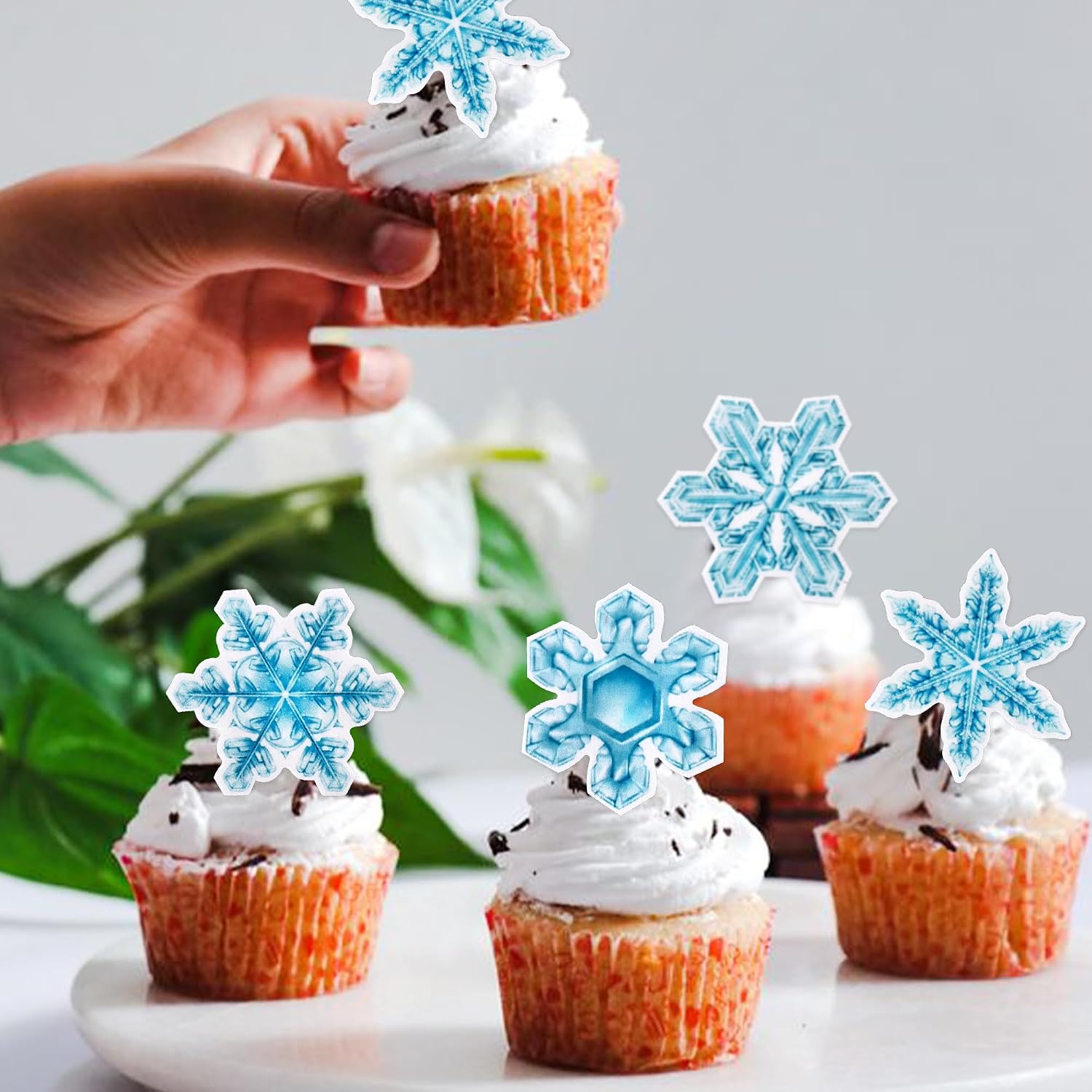 Detalle 2 de Keaziu Edible Snowflake Cake Toppers, 40-Piece Blue Rice Paper Set