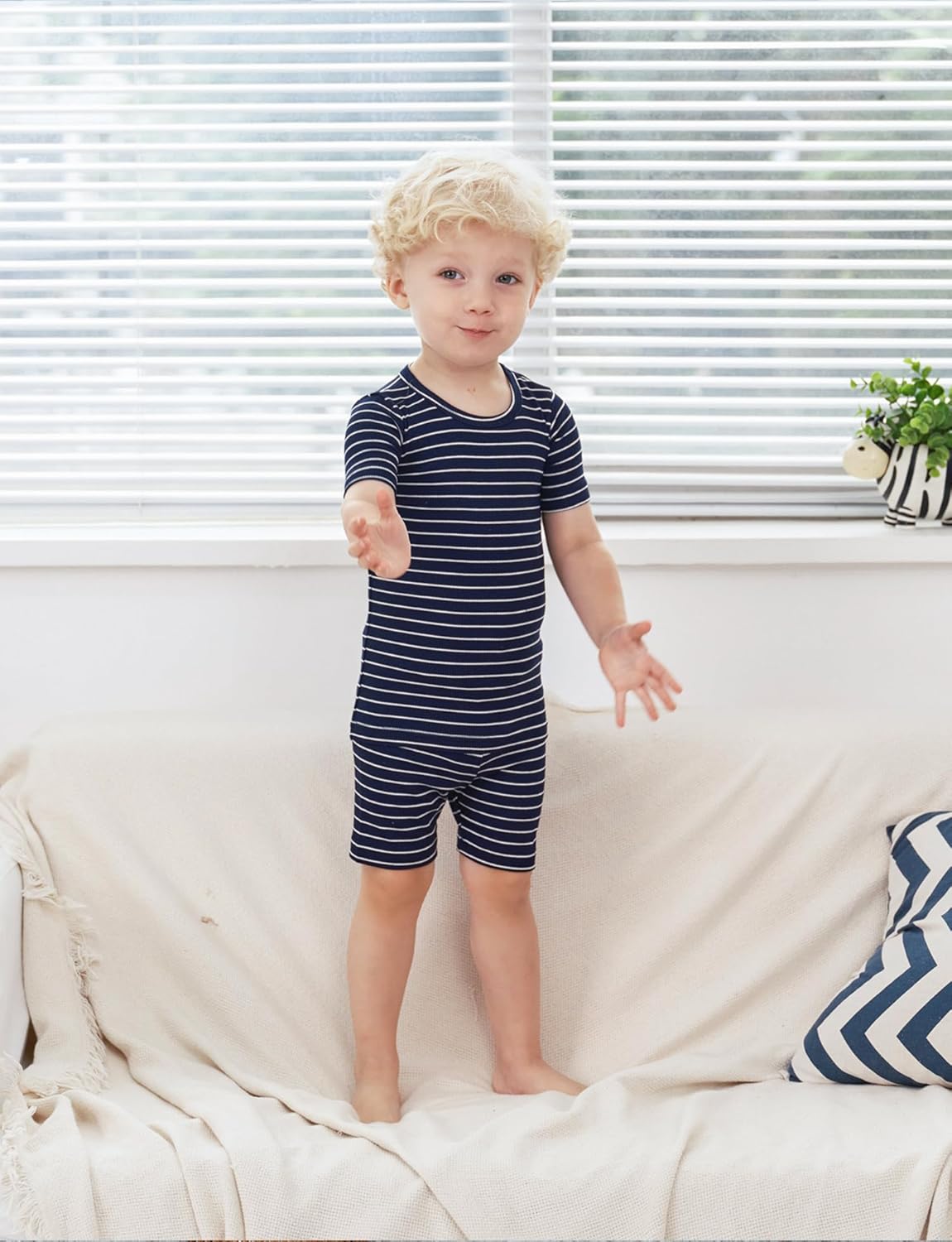 Detalle de AVAUMA Striped Pajama Set for Babies, Toddlers, and Kids