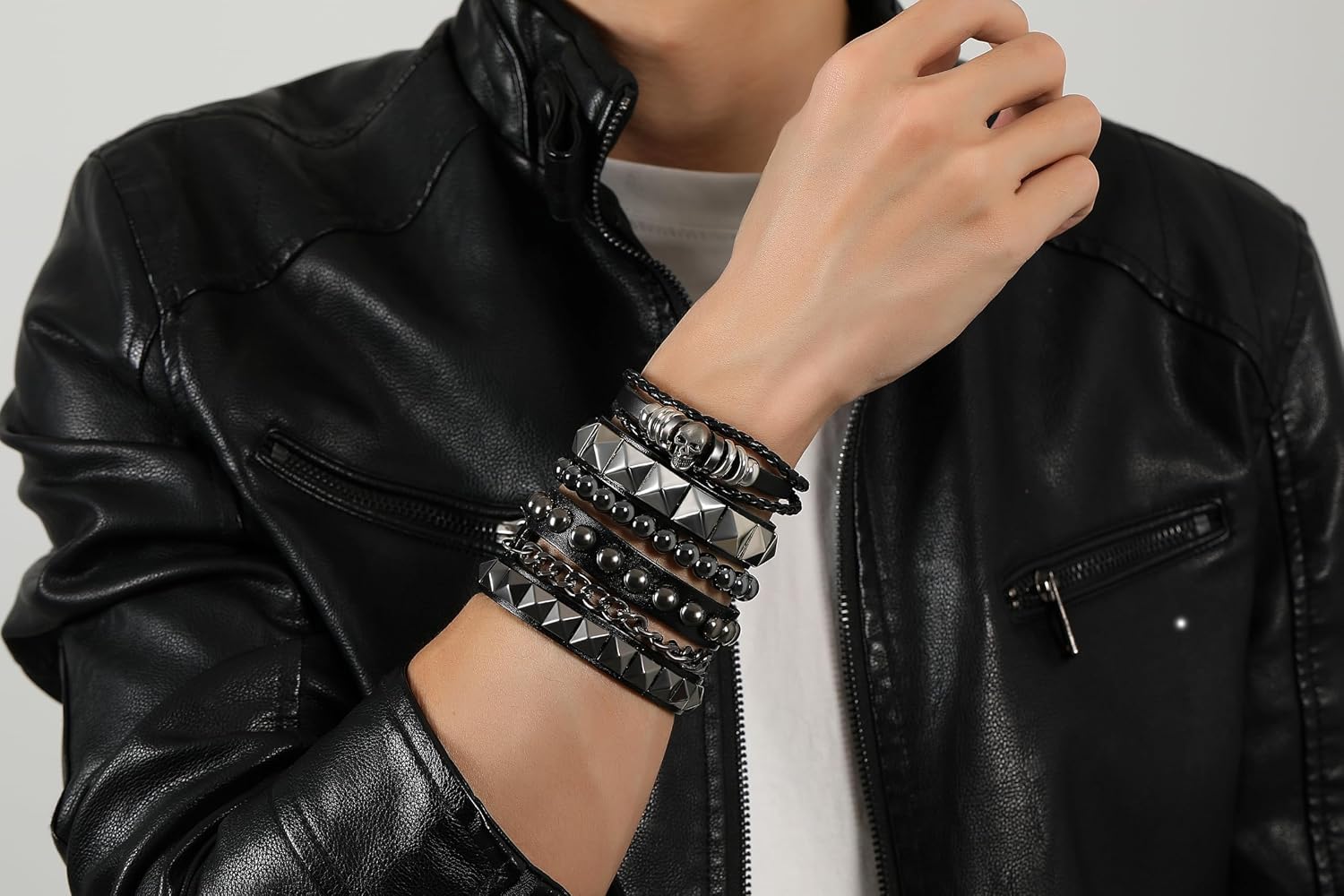 Detalle de XIANNVXI 4Pcs Gothic Punk Bracelets – Adjustable Leather Spike Cuff Set