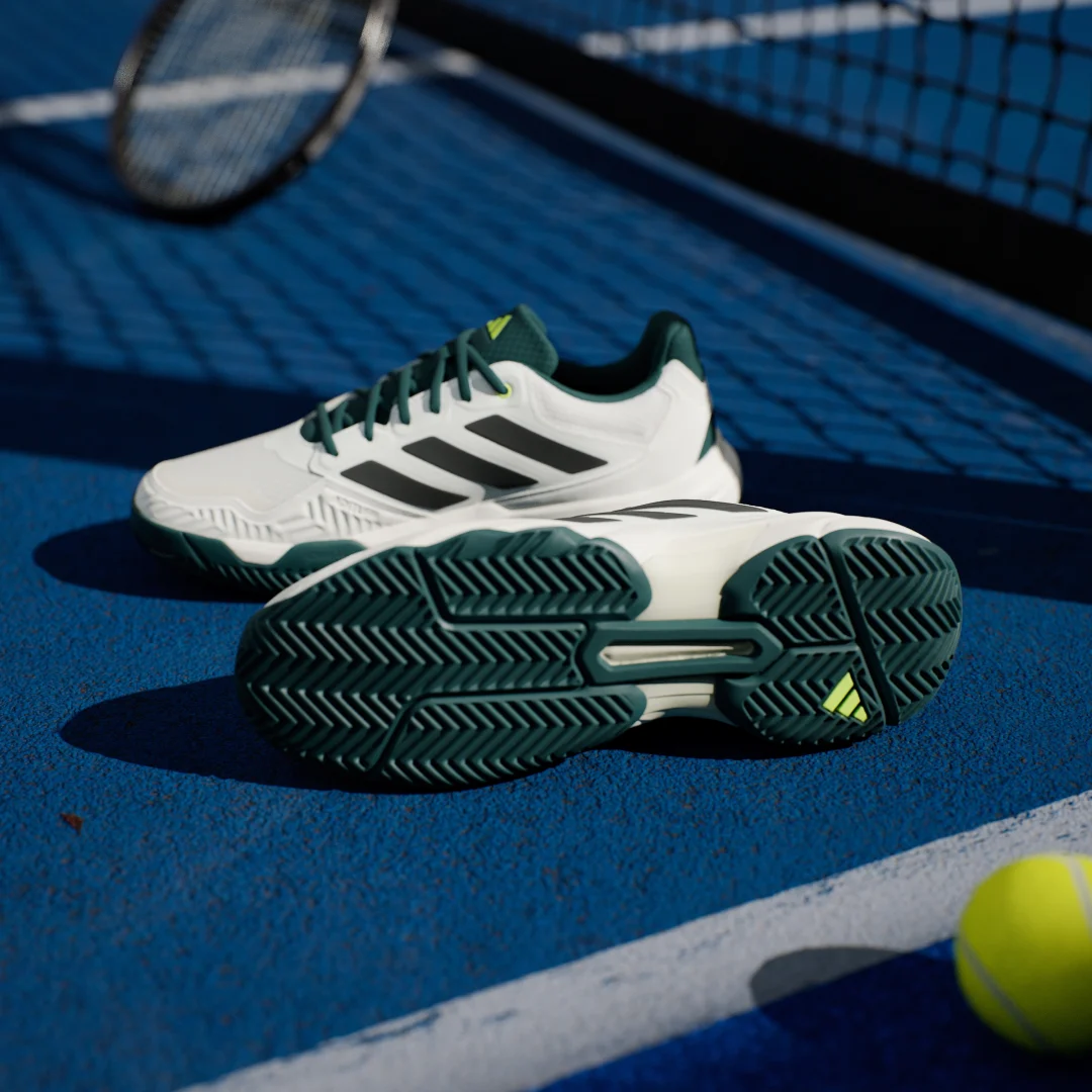 Detalle de Adidas Courtjam Control 3 Tennis: zapatilla blanca para tenis, para juego en pistas