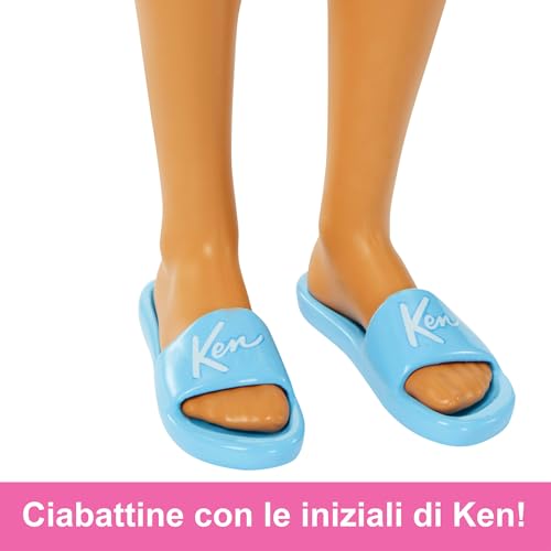Detalle de Barbie Ken biondo da spiaggia con costume azzurro e camicia blu – set completo per avventure estive
