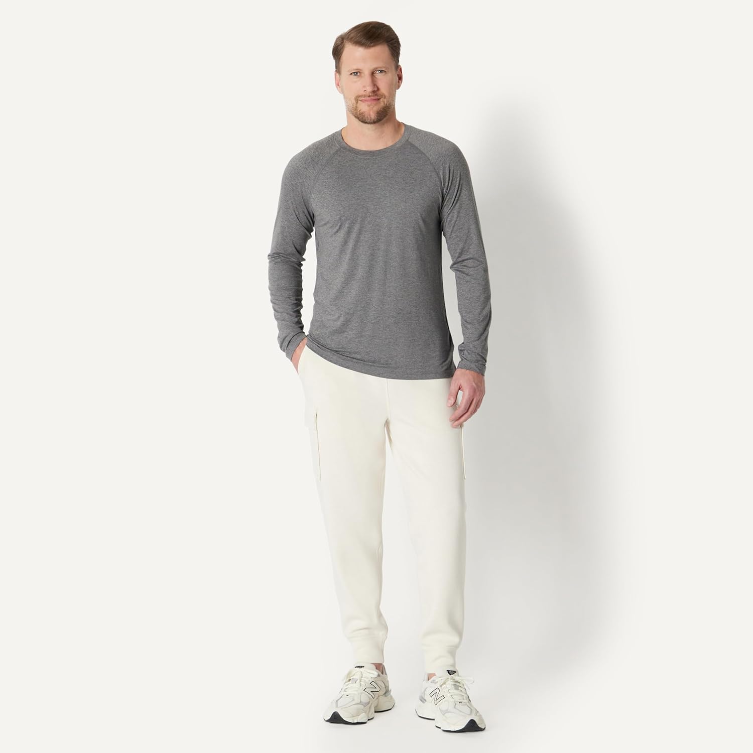 Thumbnail 2 de Amazon Essentials Herren Relaxed-Fit Cargo-Jogginghose mit atmungsaktivem Spacer-Gewebe