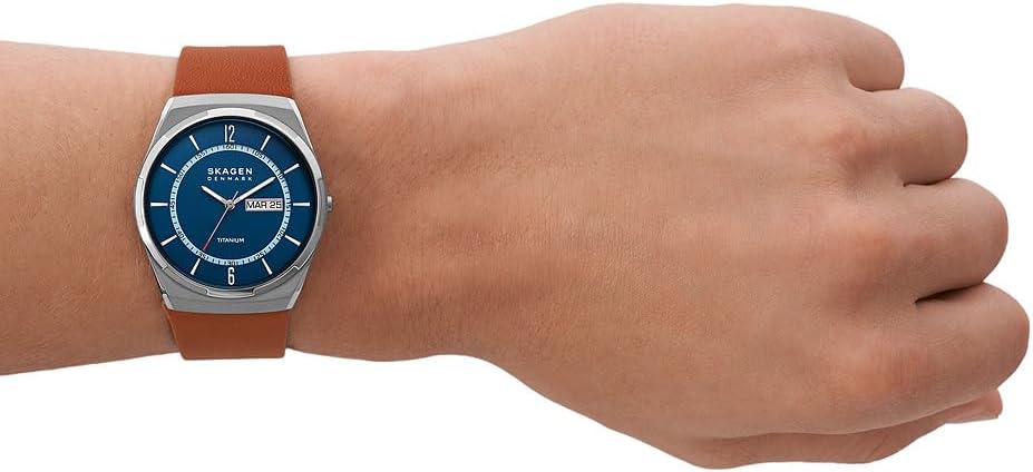 Detalle de Skagen Melbye Titanium: Herrenuhr mit Titan-Gehäuse, Quarz-Dreizeiger, wahlweise Leder- oder Edelstahlarmband
