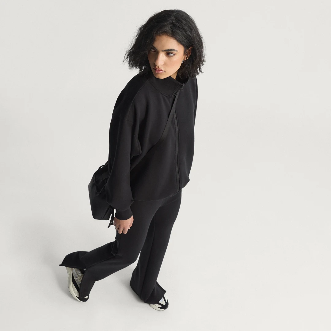Detalle 2 de Chaqueta Adidas Soft Lux Loose con cierre de cremallera – Negro