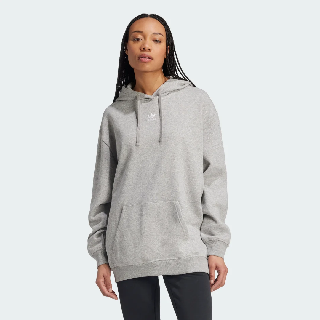 Detalle de Sudadera con capucha Essentials Oversized Fleece de Adidas: comodidad y estilo urbano en gris