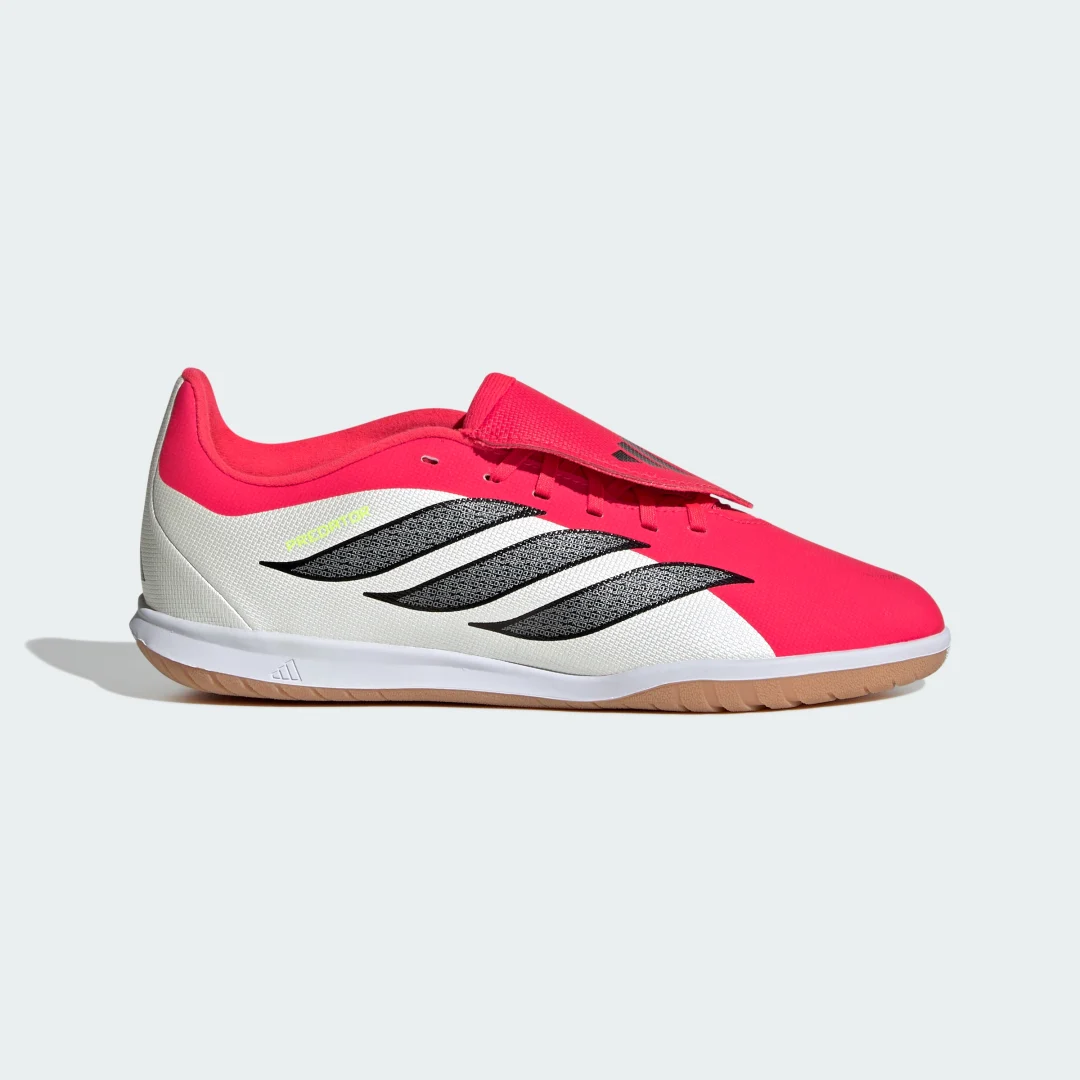 Detalle de Adidas Predator Club Indoor: zapatilla de fútbol con lengüeta plegable en rojo