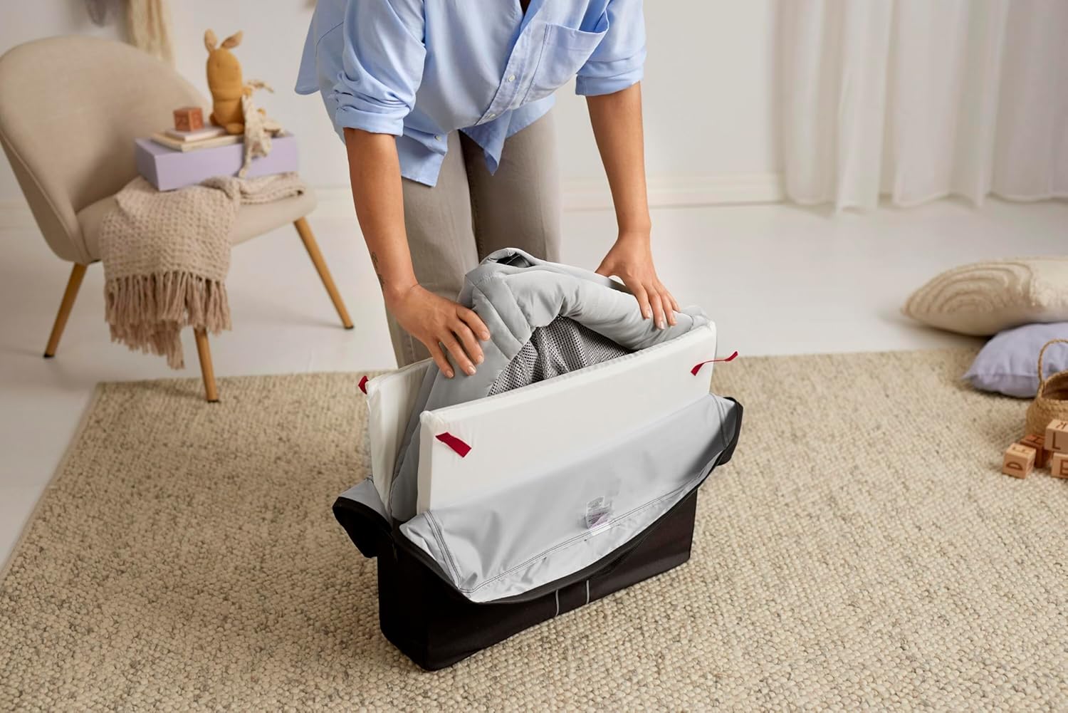 Detalle de BabyBjörn Travel Crib Light - Silver + Fitted Sheet Bundle Pack