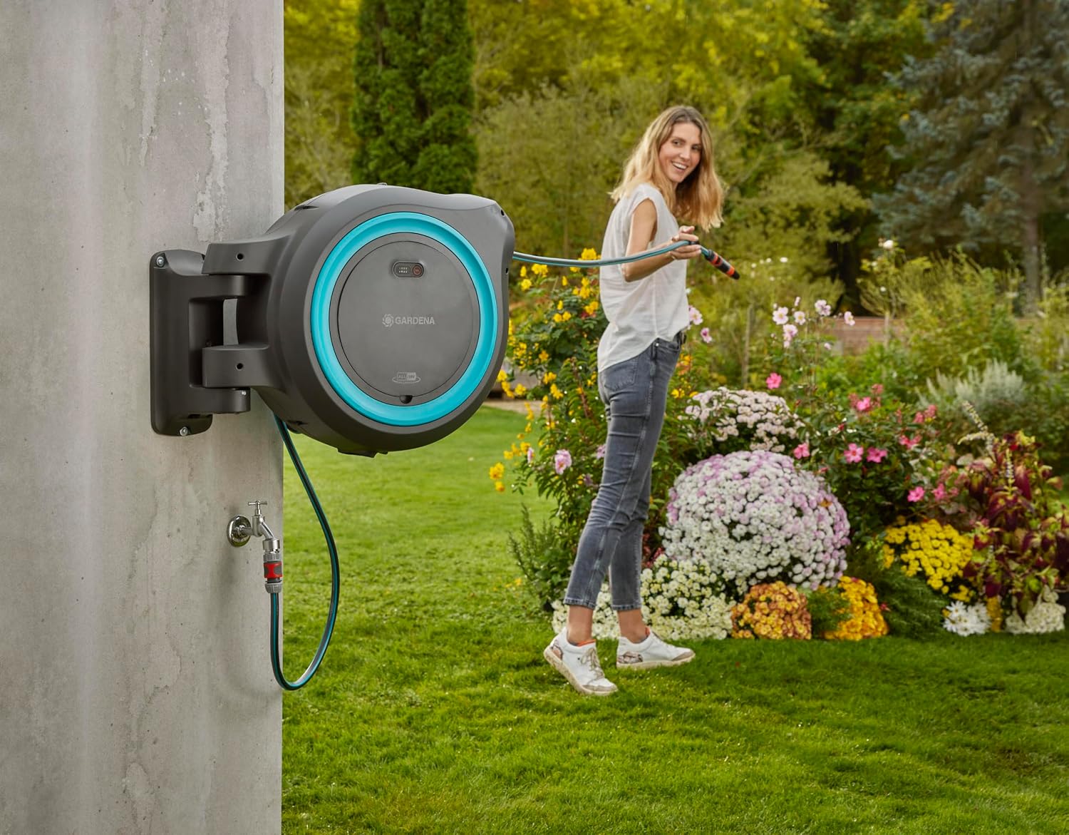 Detalle de Gardena Dévidoir mural PowerRoll XL solo – enroulement automatique sur batterie avec 40 m de tuyau