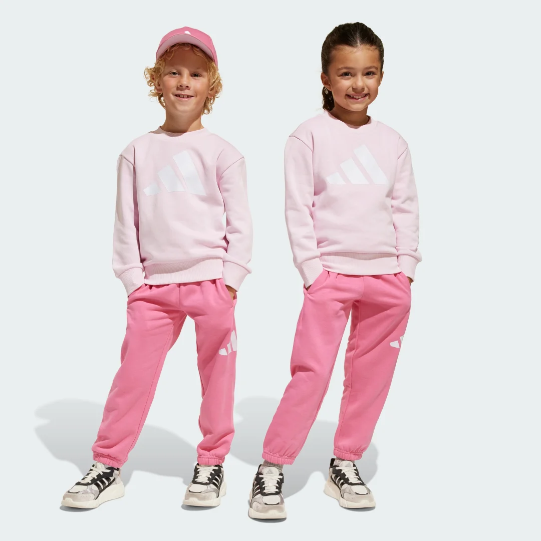 Detalle de Conjunto Essentials Rosa para niños de Adidas: sudadera y pantalón