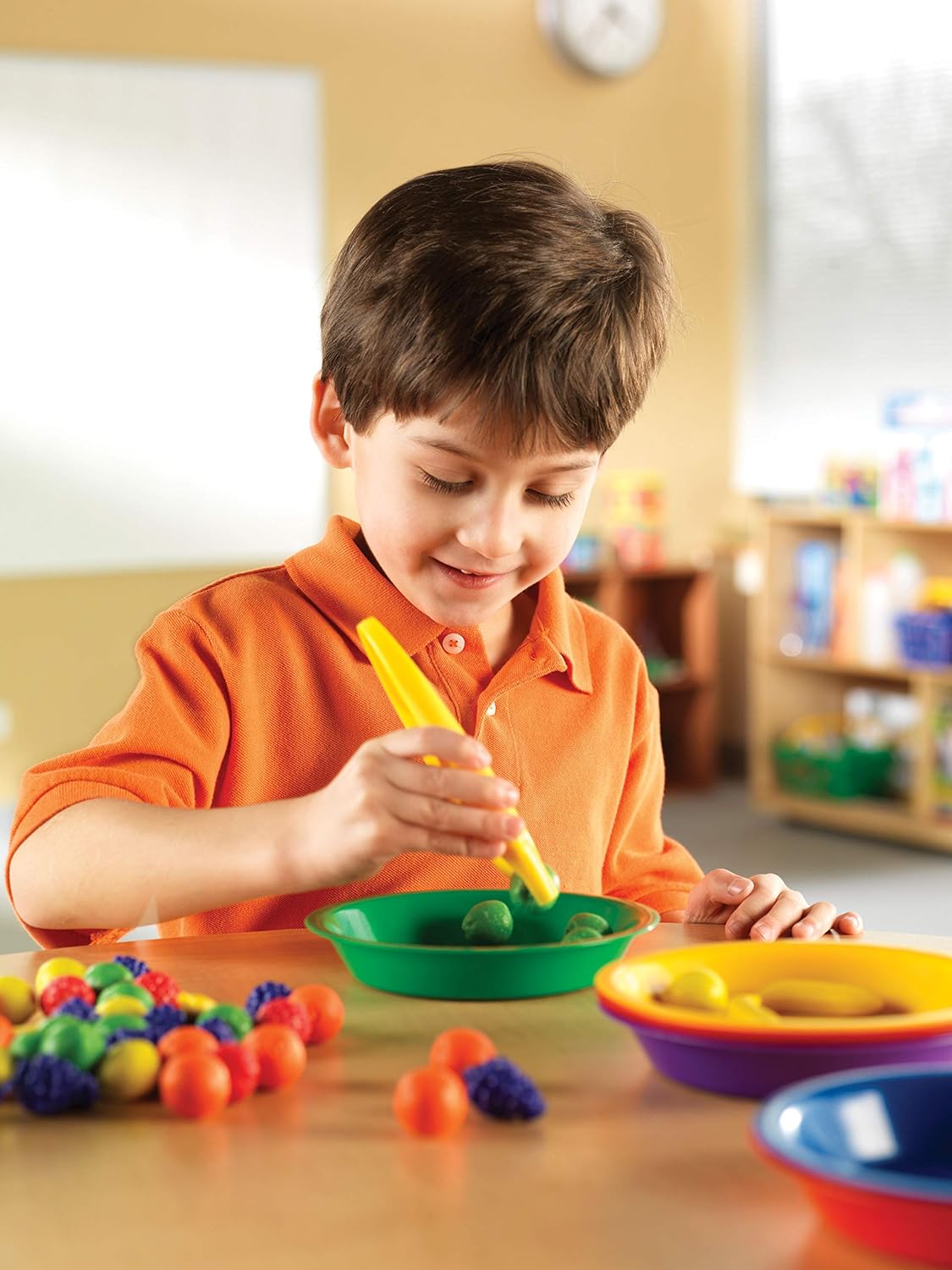 Detalle 2 de Learning Resources Riesenpinzetten – Motorikspielzeug für Kinder 5–9, Greifkraft & Schreibvorbereitung im Klassenraum