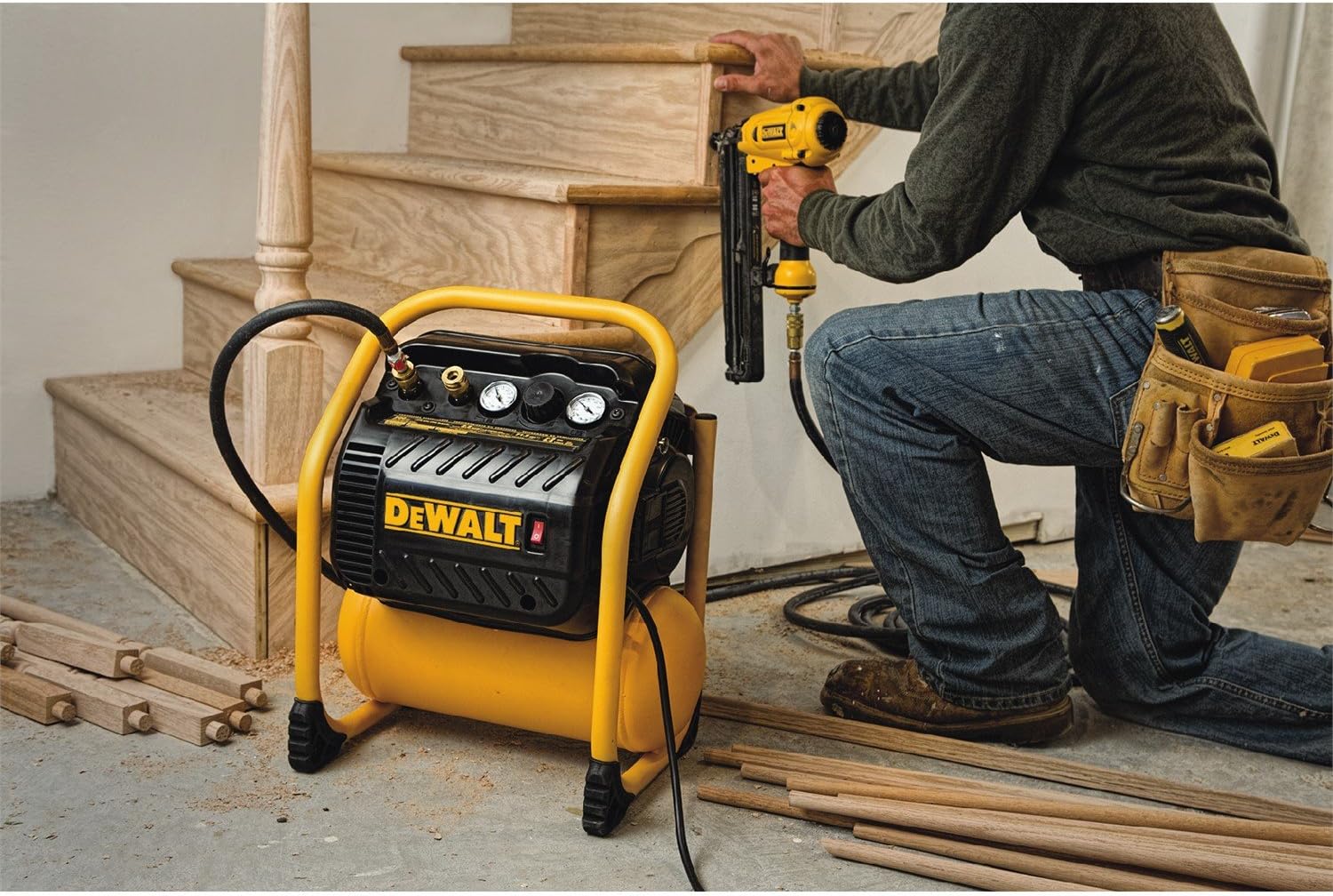 Thumbnail 1 de DEWALT DWFP55130 Trim Air Compressor (200-PSI Max, Quiet Operation)