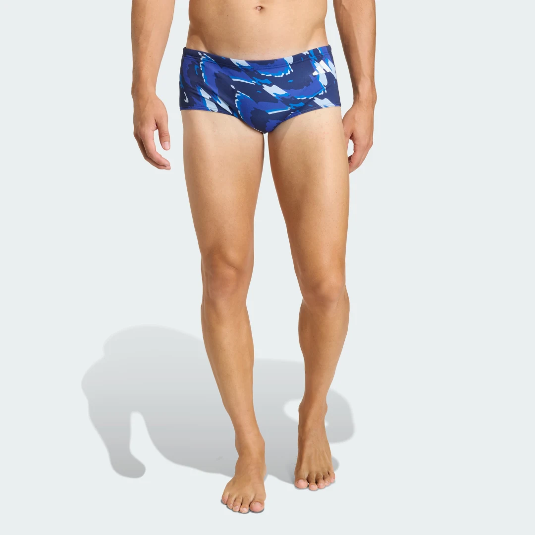 Detalle de BAÑADOR ANCHO ESTAMPADO RIPSTREAM TEAM de Adidas: comodidad y estilo para tus sesiones