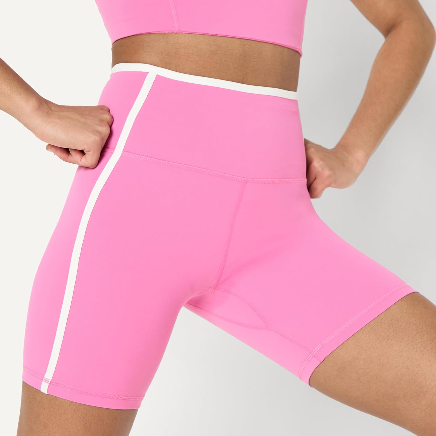 Thumbnail 2 de Amazon Essentials Damen sportliche FormFlex Radlerhose mit Taschen & hoher Taille (17,8 cm Beininnenlänge)