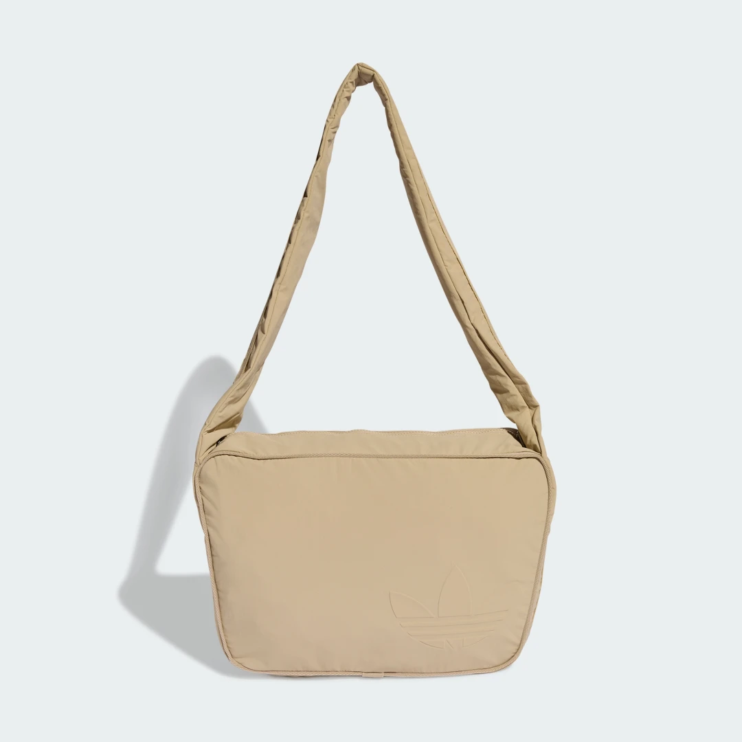 Detalle de Bolso Crossbody Bowling de Adidas en Beige