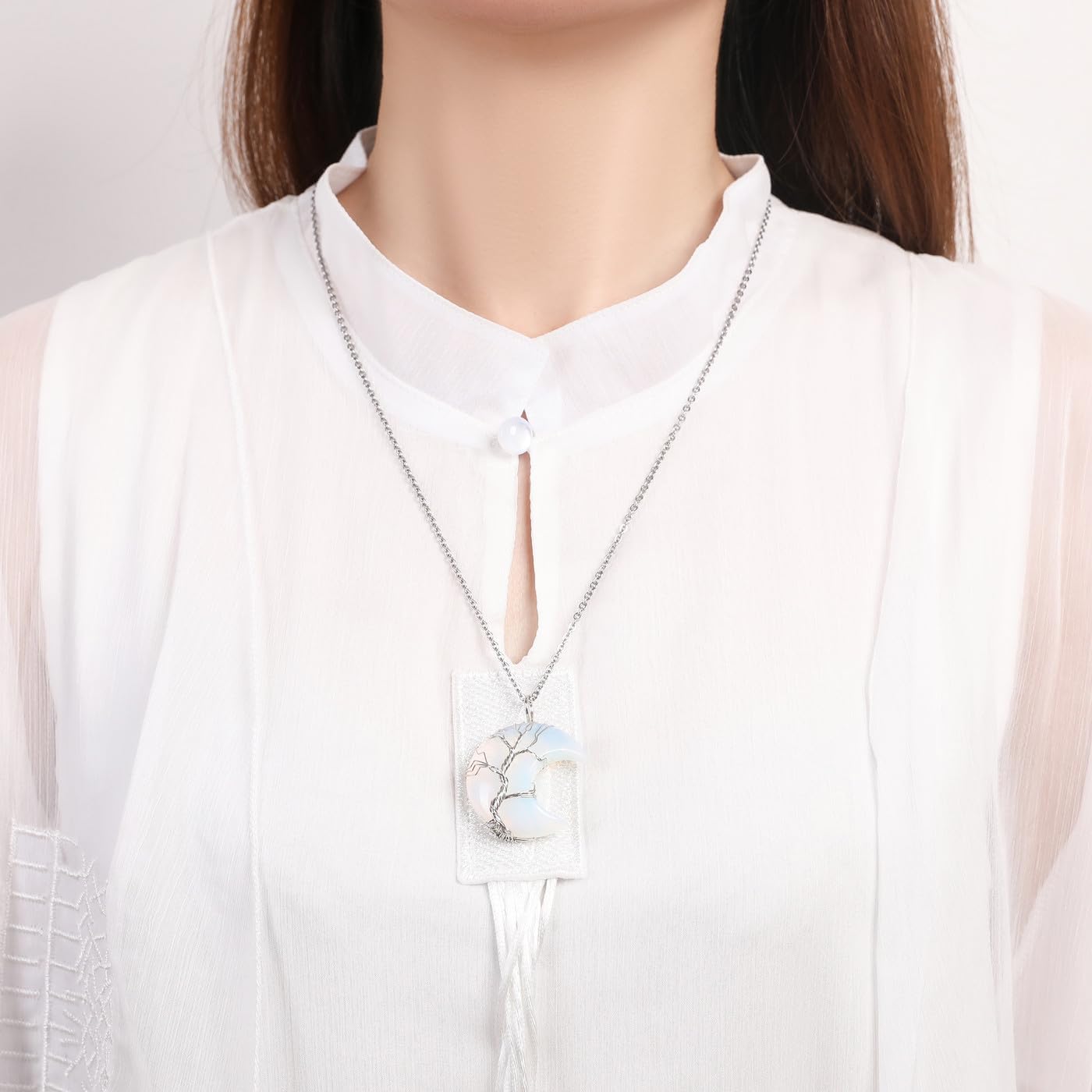 Detalle 2 de XIANNVXI Crystal Necklace for Women – Crescent Moon Opalite Pendant