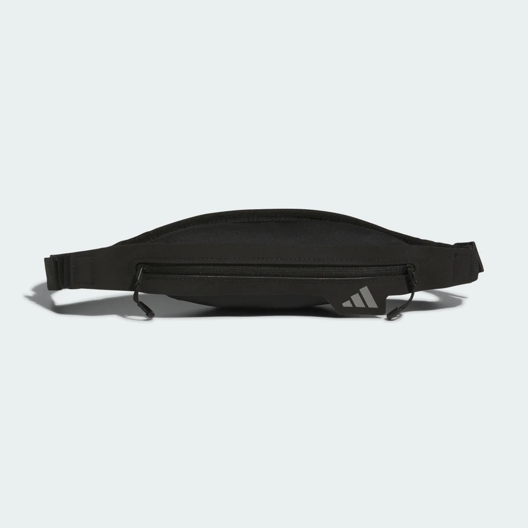 Detalle de Cinturón Running Adidas – diseño práctico en color negro
