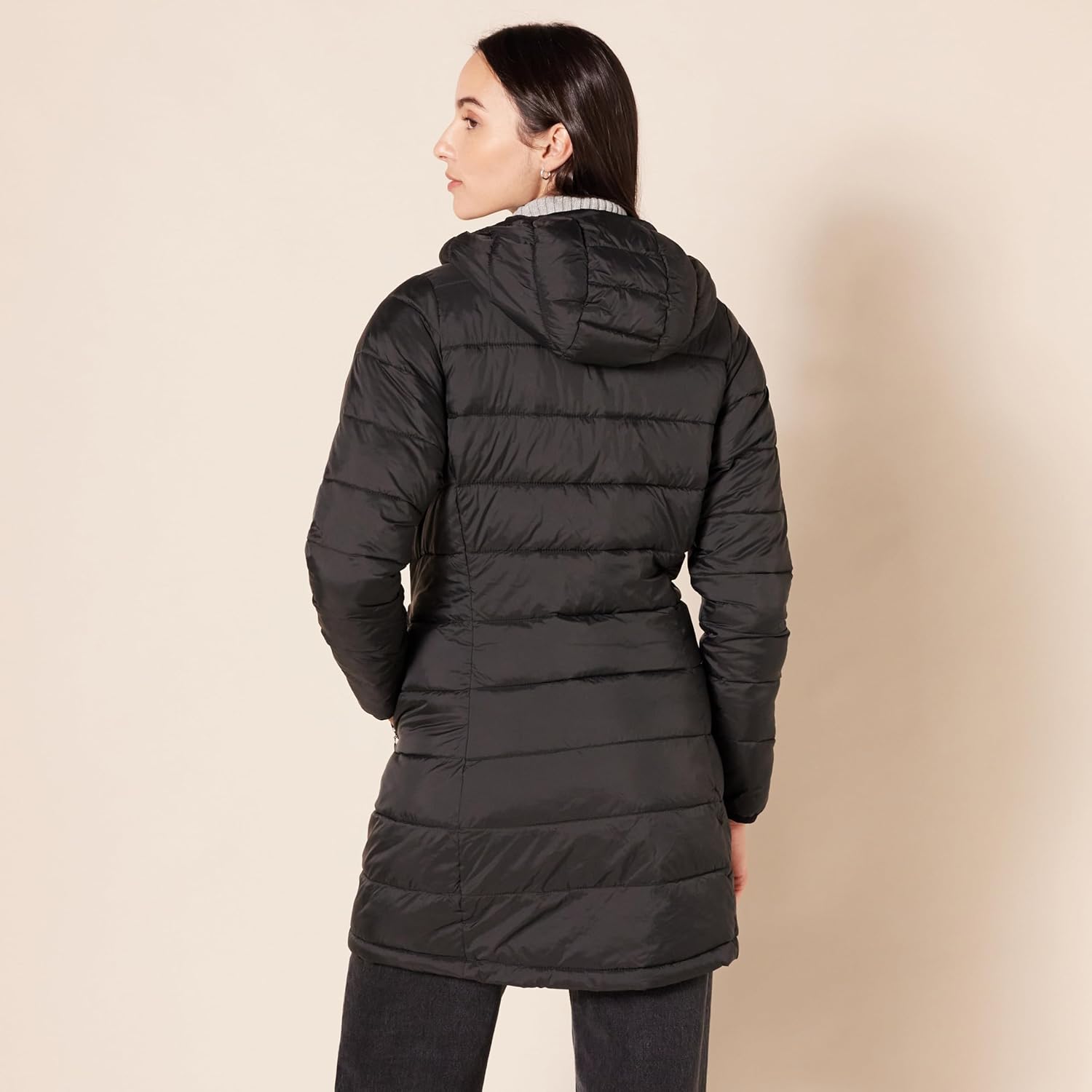 Detalle de Amazon Essentials Women's Lightweight Water-Resistant Packable Hooded Puffer Coat (Plus Size)