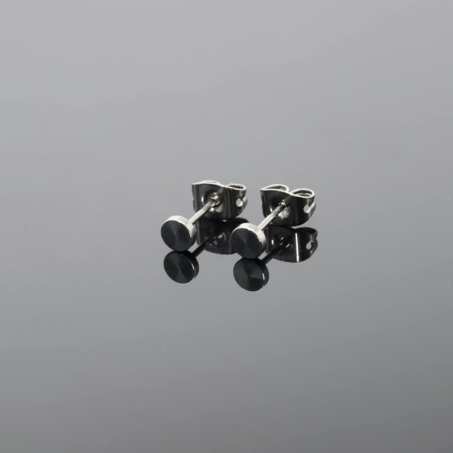 Detalle 2 de G23 Titanium Flat Dot Stud Earrings – Hypoallergenic Minimalist Discs in Silver, Gold, Rose Gold, or Black