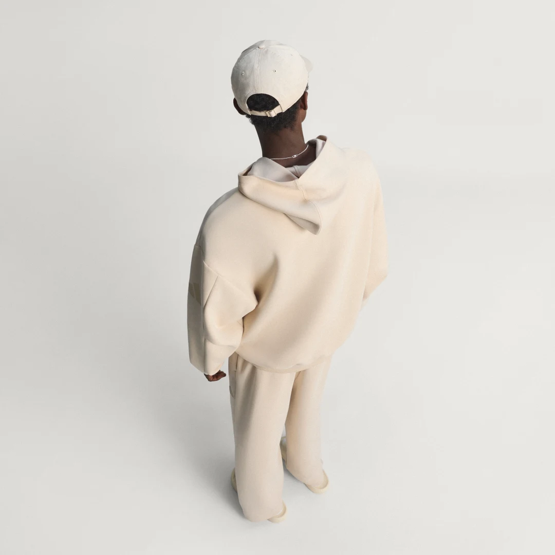 Detalle 2 de SUDADERA CON CAPUCHA SOFT LUX de Adidas: comodidad suave y estilo minimalista en beige