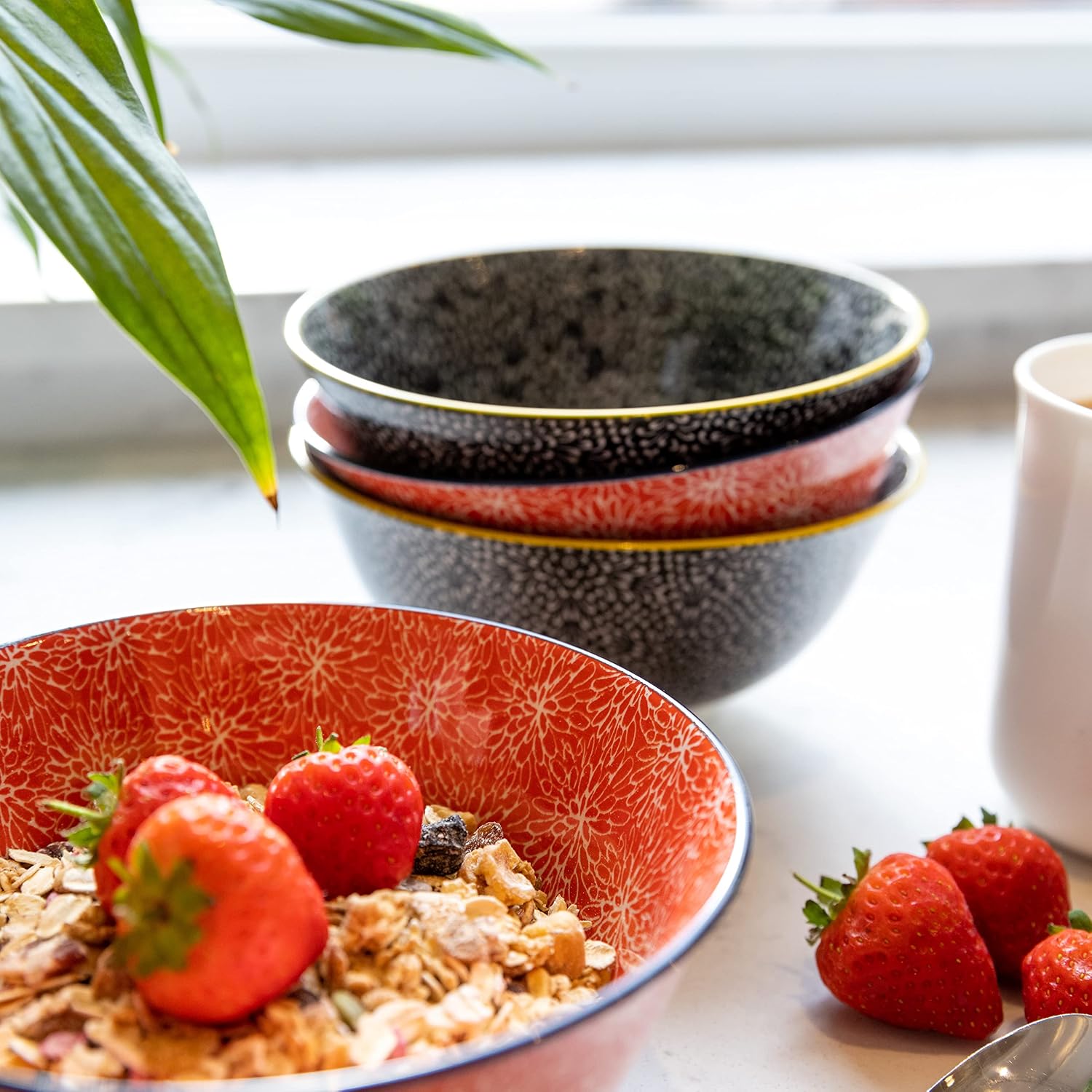 Detalle de KitchenCraft Glazed Stoneware Bowl Set of 4, Red and Black Floral, 700 ml