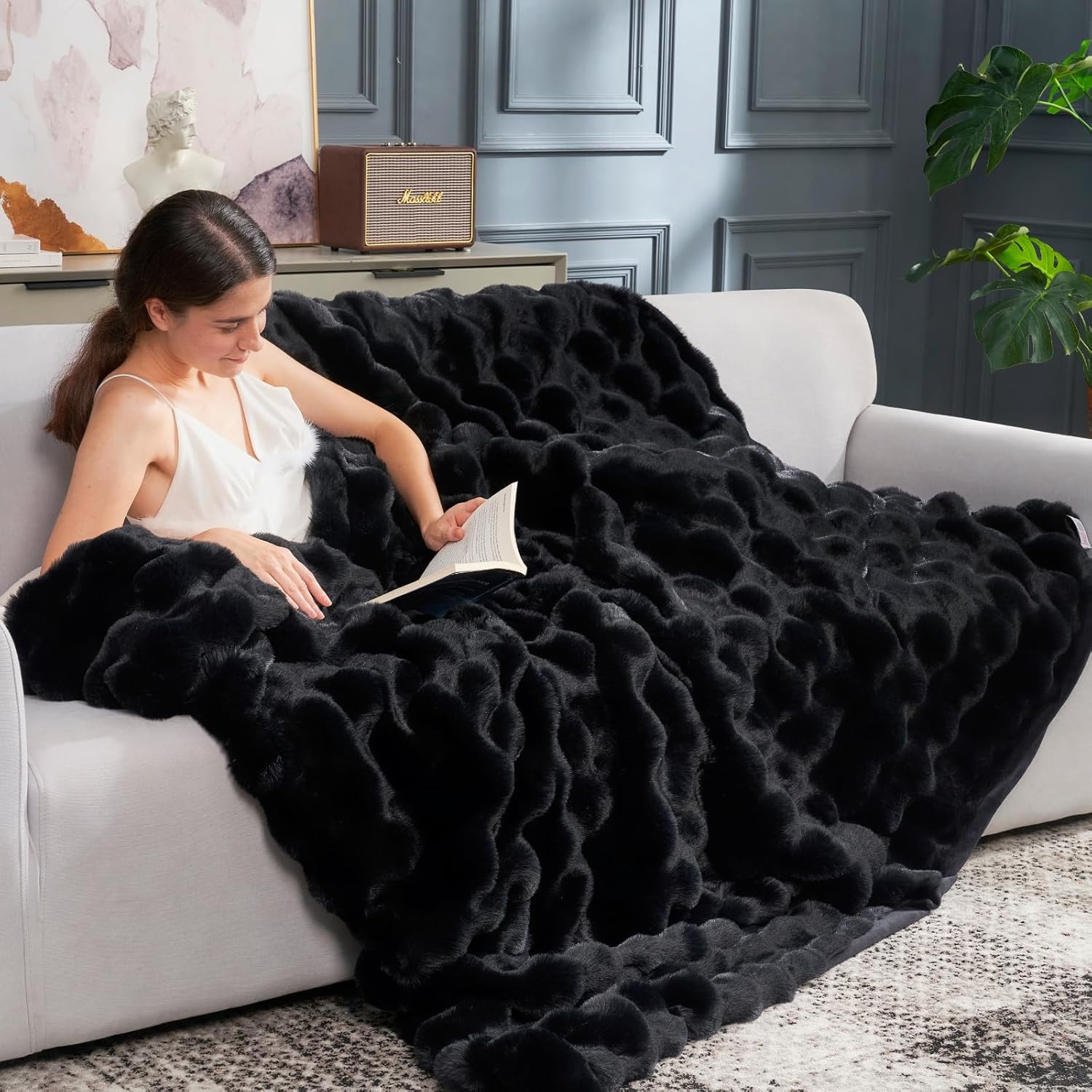 Thumbnail 1 de Cozy Bliss Faux Fur Throw Blanket: Ultra-Soft Bubble Design for Couch and Bedroom