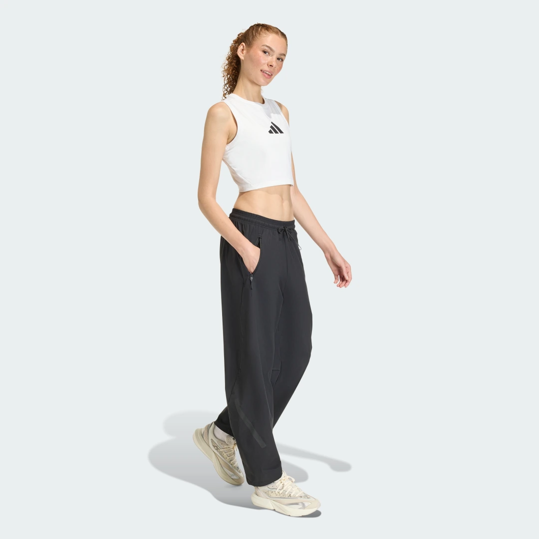 Detalle de Camiseta de tirantes Adidas Z.N.E. en blanco: simplicidad para entrenar
