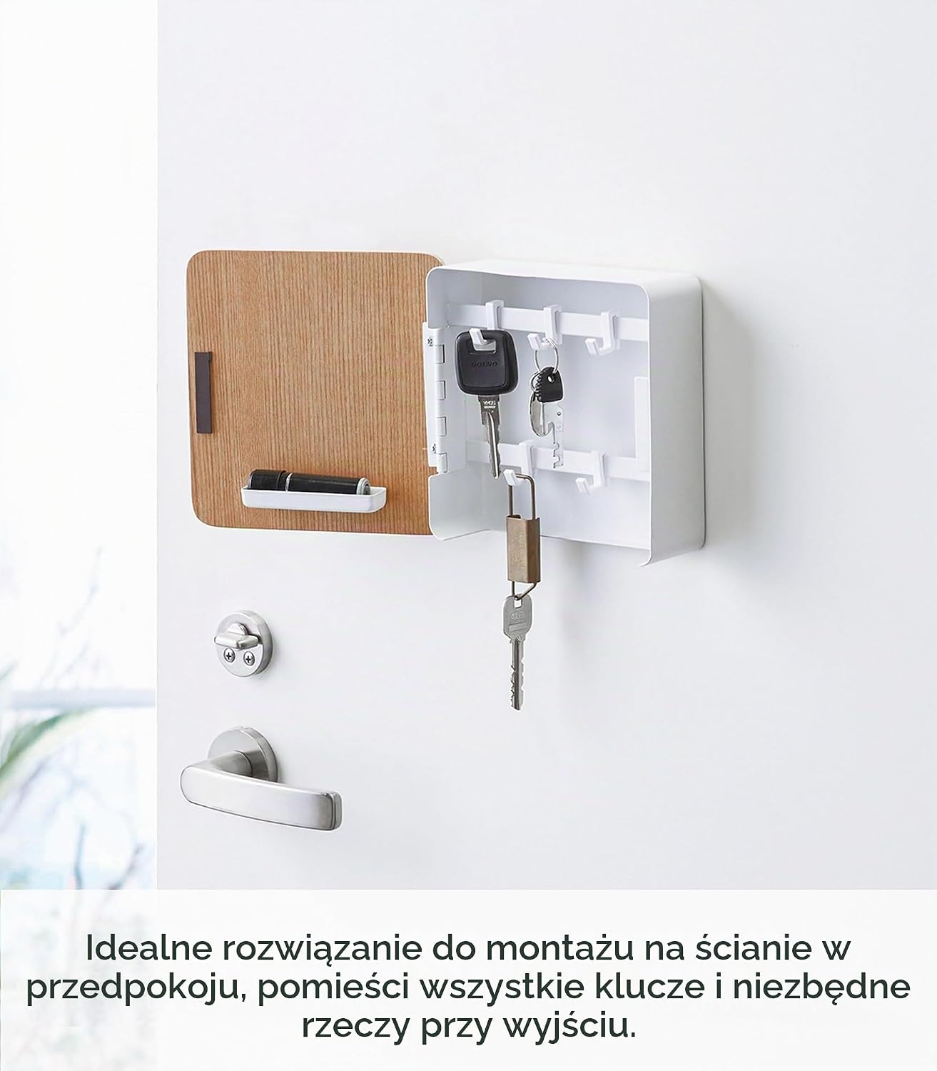 Detalle de YAMAZAKI Home kwadratowa szafka na klucze, stal i drewno, magnetyczne drzwiczki