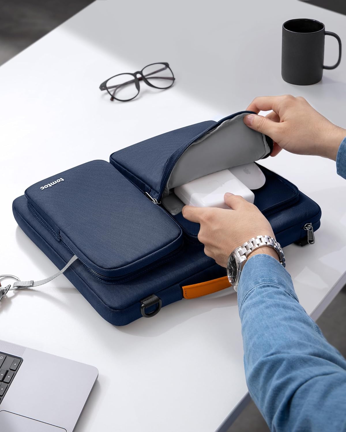 Detalle de tomtoc 360° Protective Laptop Shoulder Bag for 14-inch laptops (A42 series)